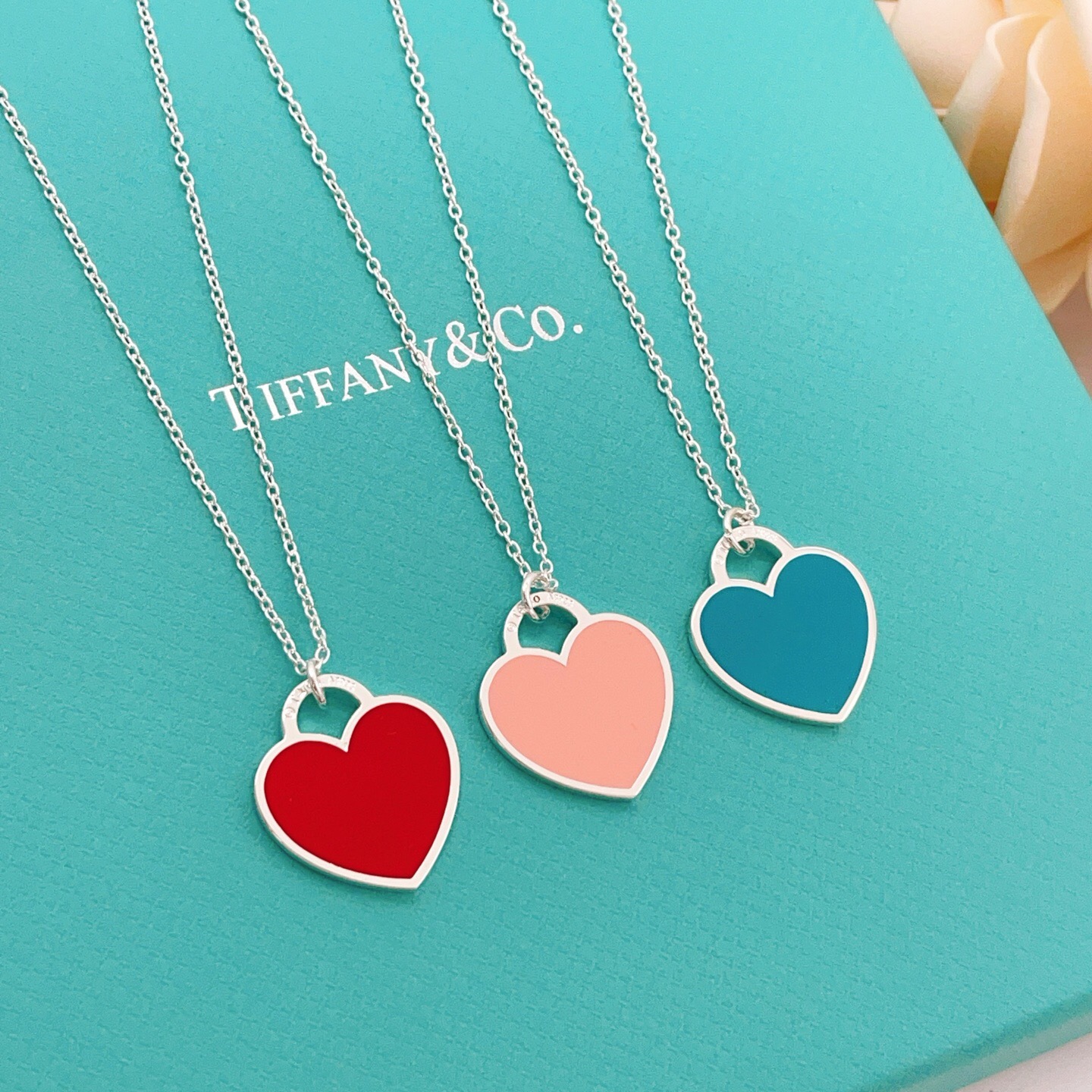 【Tiffany*帝芙尼最新款🆕🆕银色红爱心项链】一致官网黄铜材质，非常的上镜‼️设计很特别值得入手。高