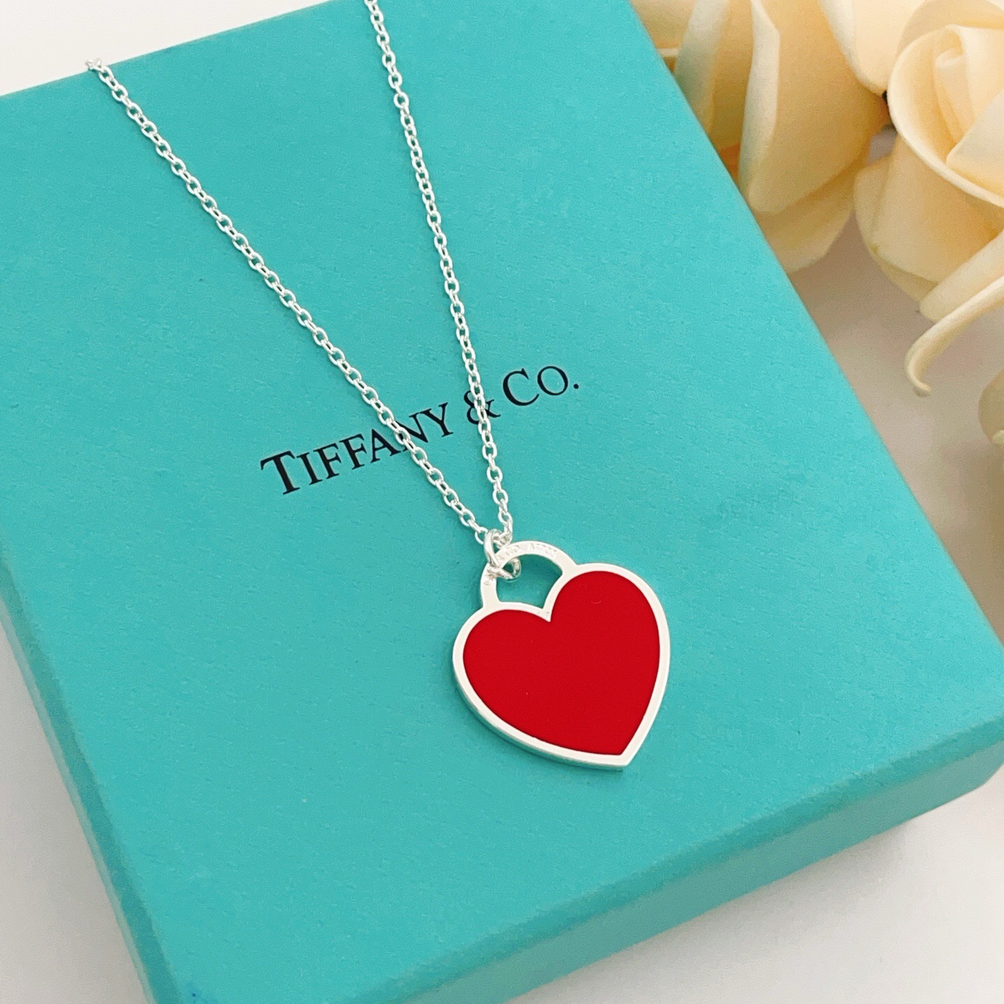 【Tiffany*帝芙尼最新款🆕🆕银色红爱心项链】一致官网黄铜材质，非常的上镜‼️设计很特别值得入手。高