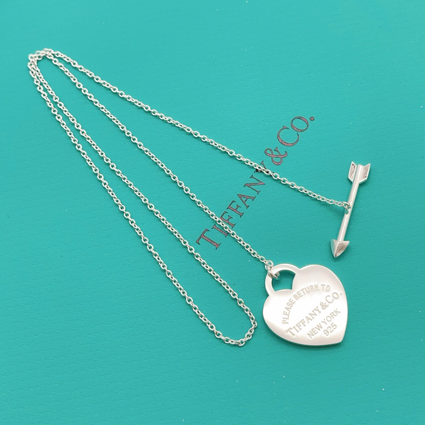 【Tiffany*帝芙尼最新款🆕🆕银色光面爱心项链】一致官网黄铜材质，非常的上镜‼️设计很特别值得入手。
