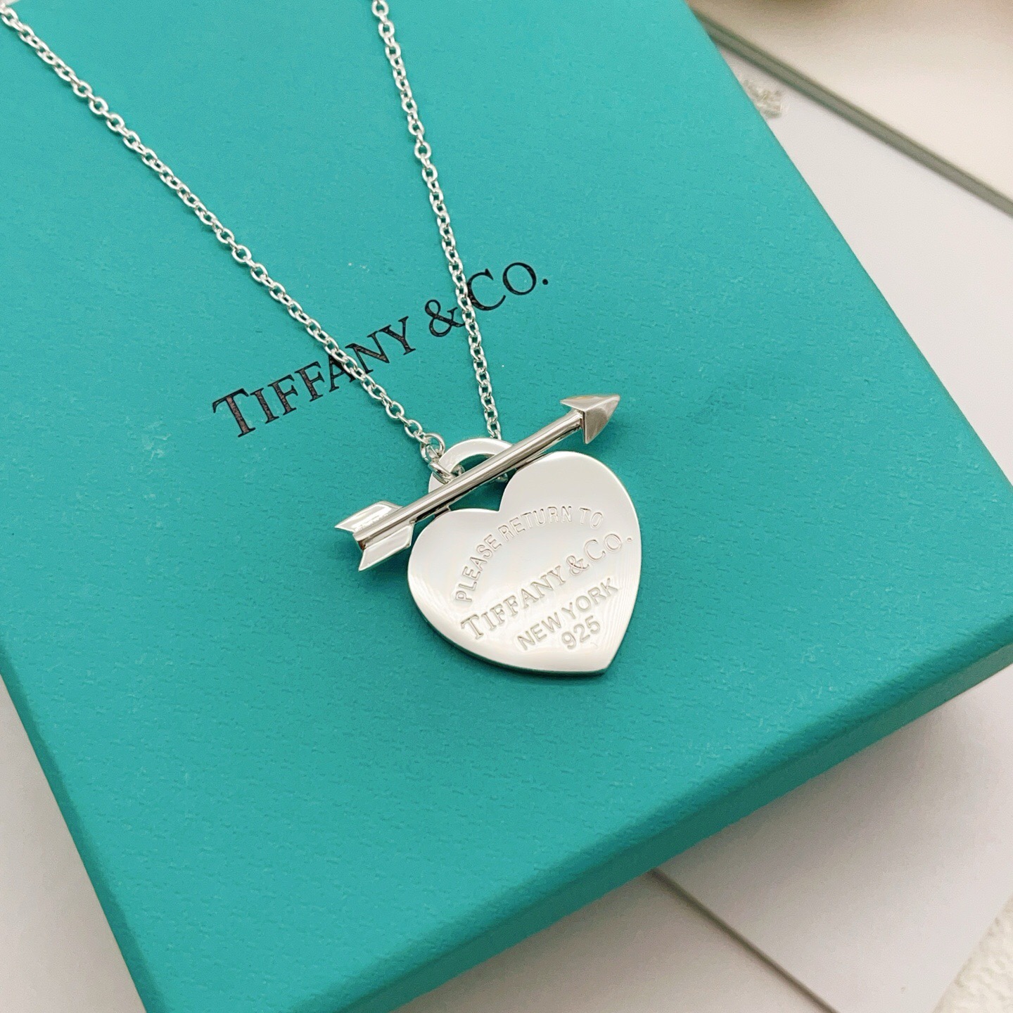 【Tiffany*帝芙尼最新款🆕🆕银色光面爱心项链】一致官网黄铜材质，非常的上镜‼️设计很特别值得入手。