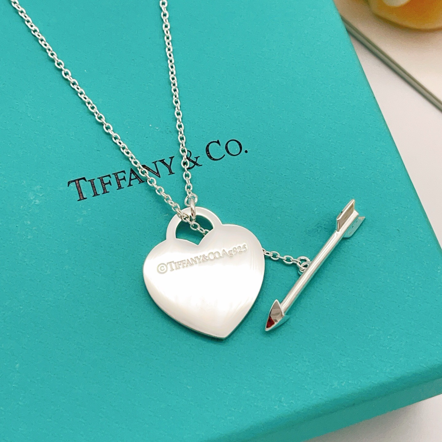 【Tiffany*帝芙尼最新款🆕🆕银色光面爱心项链】一致官网黄铜材质，非常的上镜‼️设计很特别值得入手。