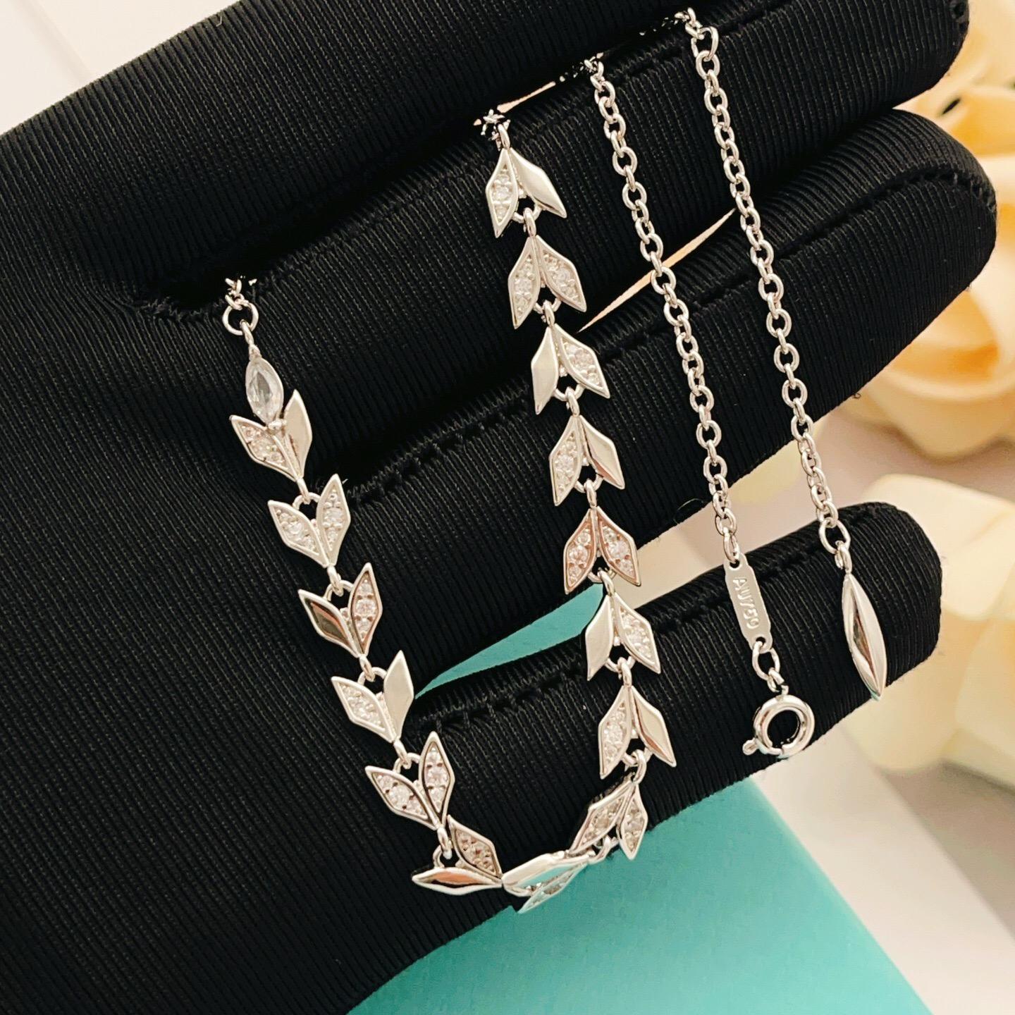 【Tiffany*帝芙尼最新款🆕🆕银色叶片项链】一致官网黄铜材质，非常的上镜‼️设计很特别值得入手。高级
