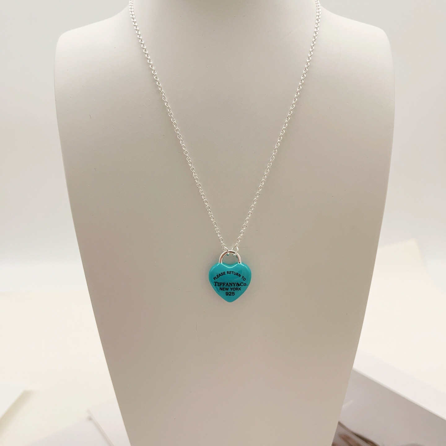【Tiffany*帝芙尼最新款🆕🆕银色蓝爱心项链】一致官网黄铜材质，非常的上镜‼️设计很特别值得入手。高