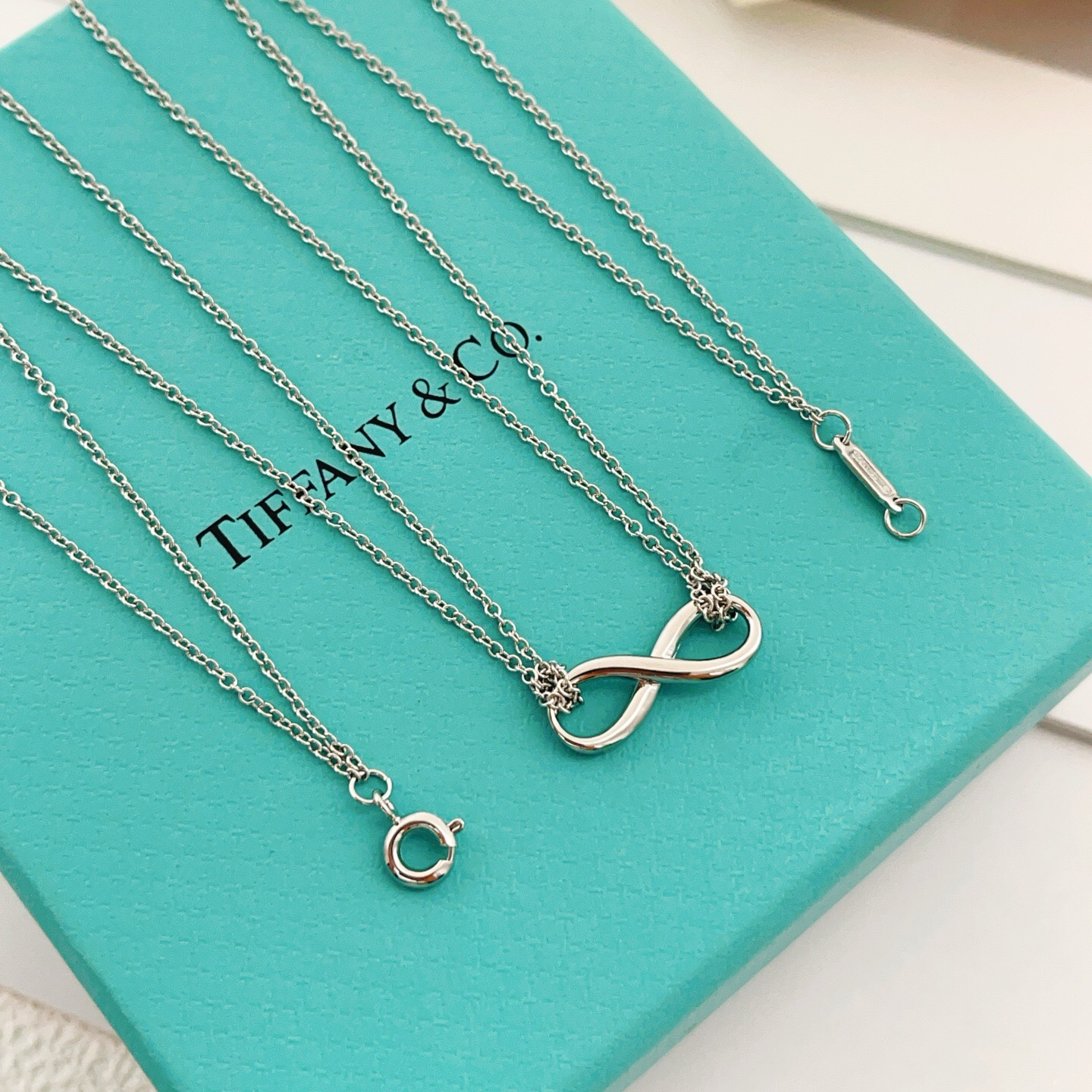 【Tiffany*帝芙尼最新款🆕🆕银色双链8字项链】一致官网黄铜材质，非常的上镜‼️设计很特别值得入手。