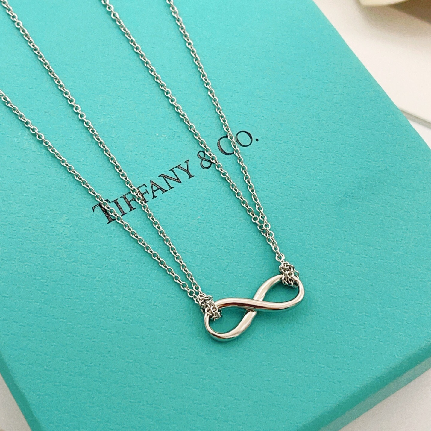 【Tiffany*帝芙尼最新款🆕🆕银色双链8字项链】一致官网黄铜材质，非常的上镜‼️设计很特别值得入手。