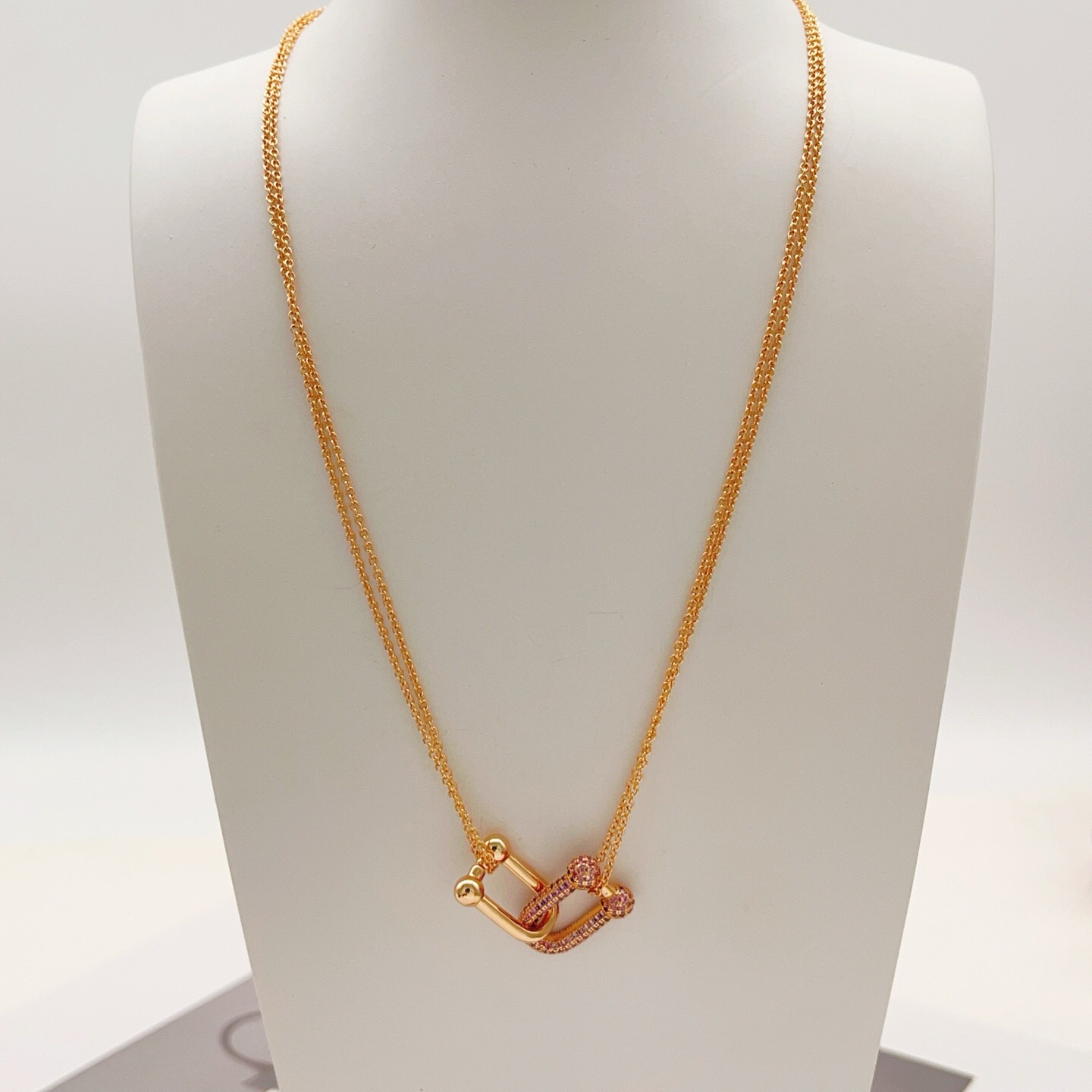 【Tiffany*帝芙尼最新款🆕🆕玫瑰金紫钻双链马蹄项链】一致官网黄铜材质，非常的上镜‼️设计很特别值得