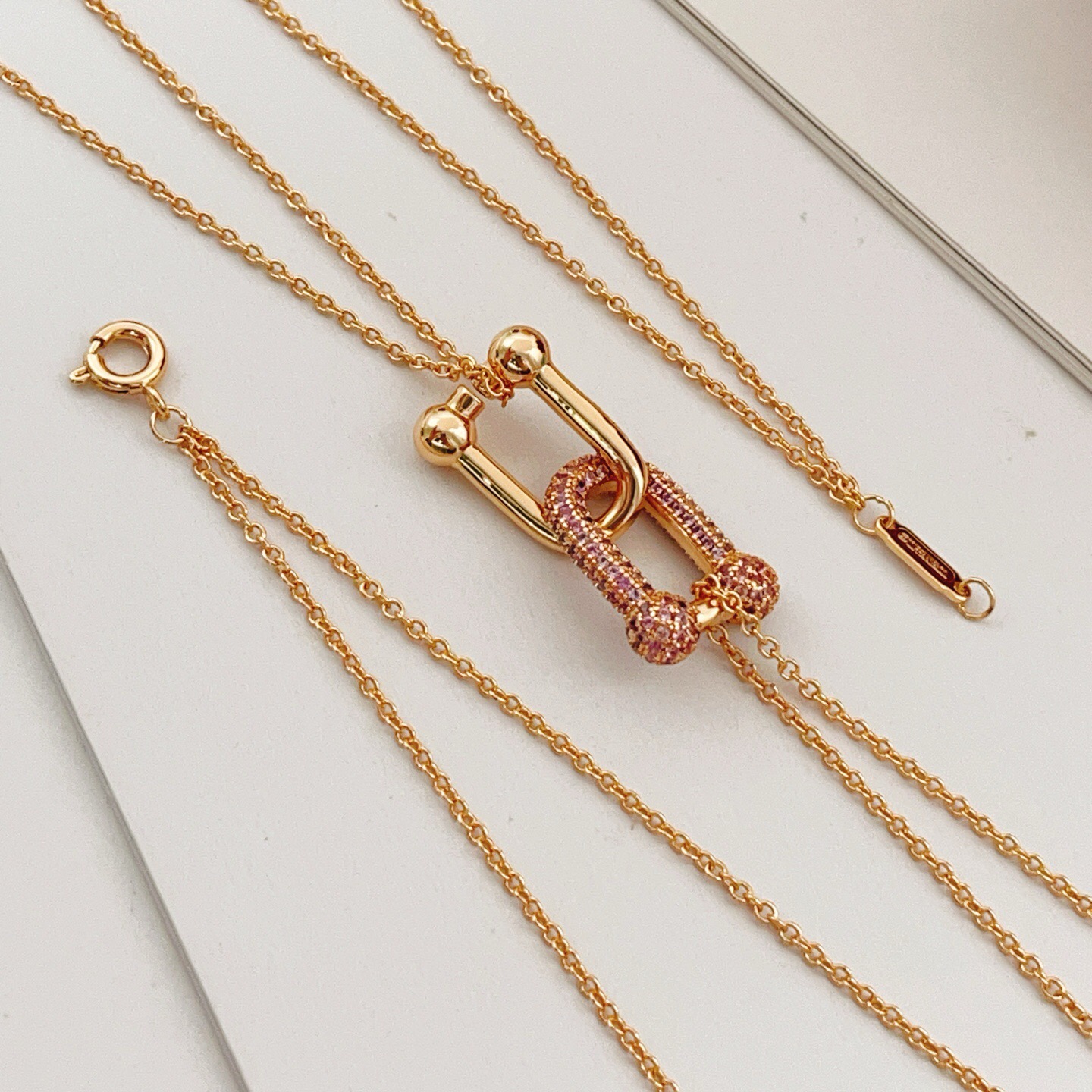【Tiffany*帝芙尼最新款🆕🆕玫瑰金紫钻双链马蹄项链】一致官网黄铜材质，非常的上镜‼️设计很特别值得