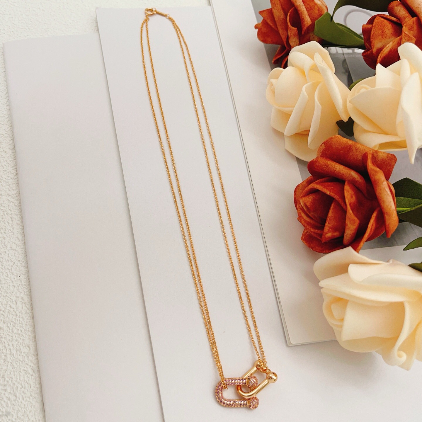 【Tiffany*帝芙尼最新款🆕🆕玫瑰金紫钻双链马蹄项链】一致官网黄铜材质，非常的上镜‼️设计很特别值得