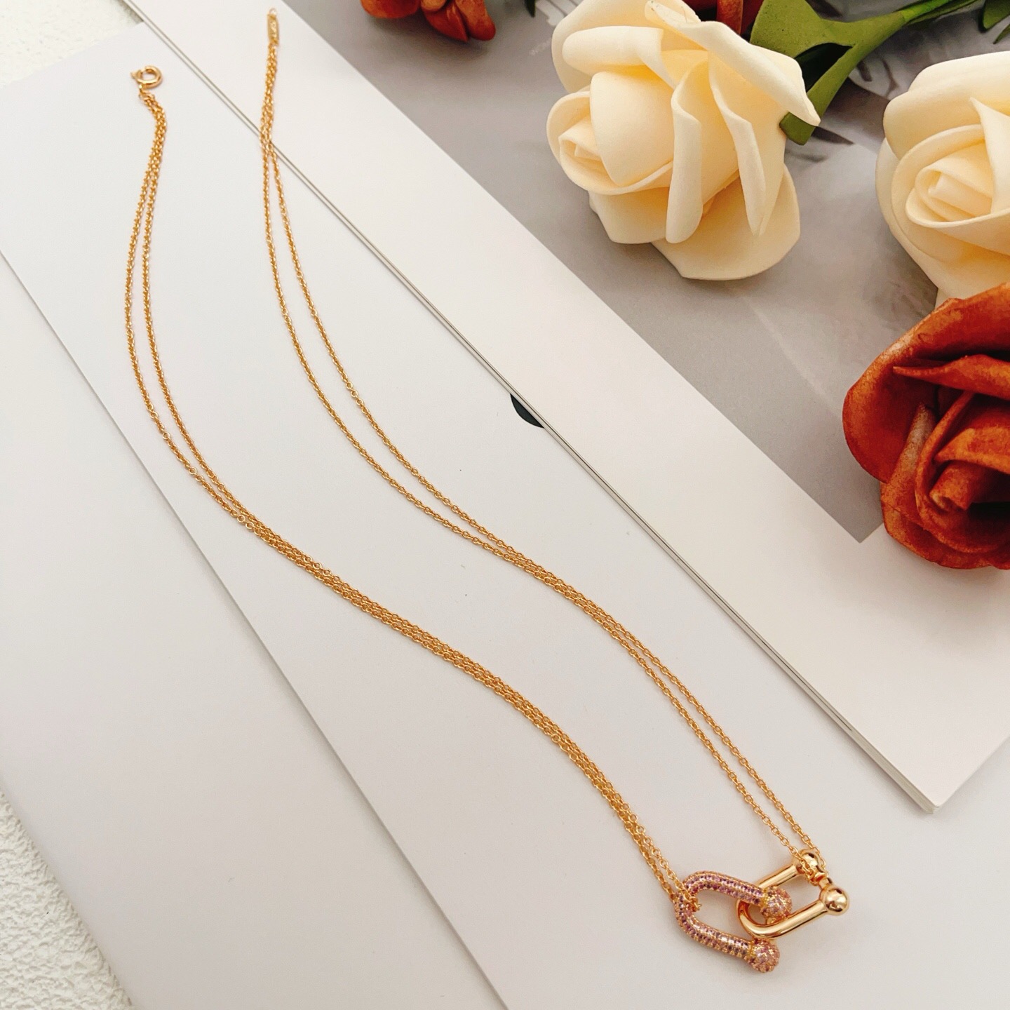 【Tiffany*帝芙尼最新款🆕🆕玫瑰金紫钻双链马蹄项链】一致官网黄铜材质，非常的上镜‼️设计很特别值得
