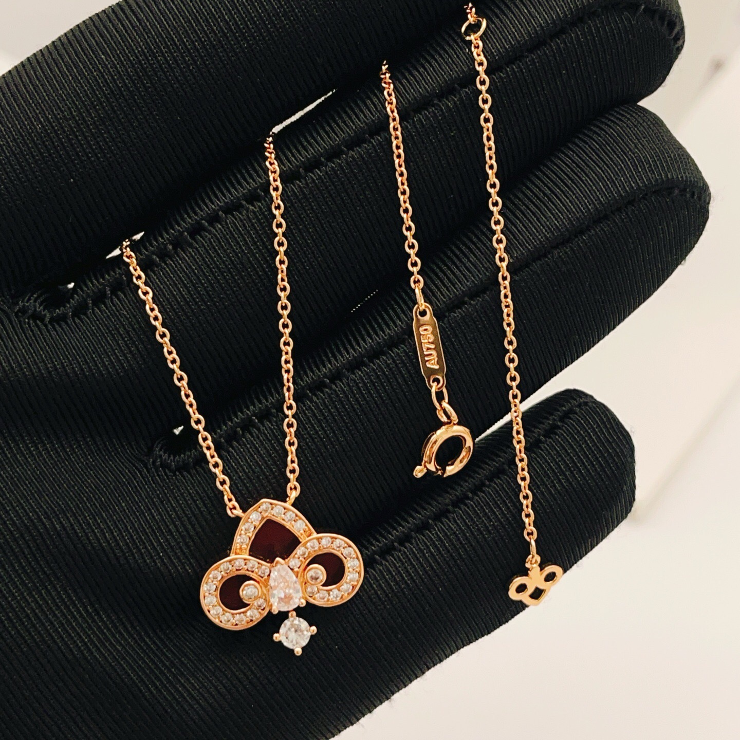 【Tiffany*帝芙尼最新款🆕🆕玫瑰金镶钻马眼爱心项链】一致官网黄铜材质，非常的上镜‼️设计很特别值得