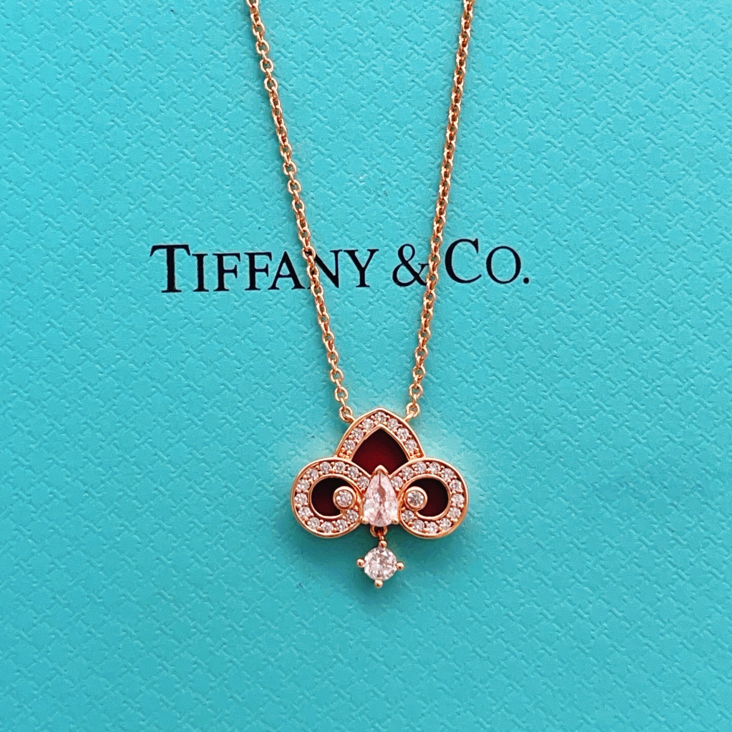 【Tiffany*帝芙尼最新款🆕🆕玫瑰金镶钻马眼爱心项链】一致官网黄铜材质，非常的上镜‼️设计很特别值得