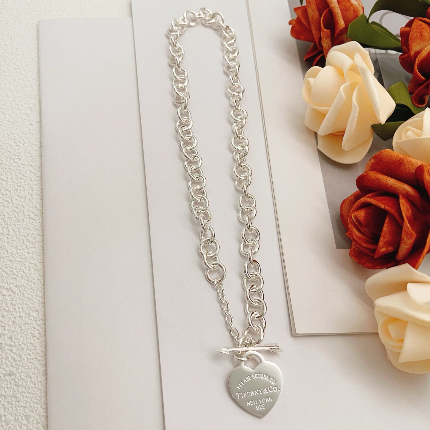 【Tiffany*帝芙尼最新款🆕🆕银色光面箭针爱心项链】一致官网黄铜材质，非常的上镜‼️设计很特别值得入