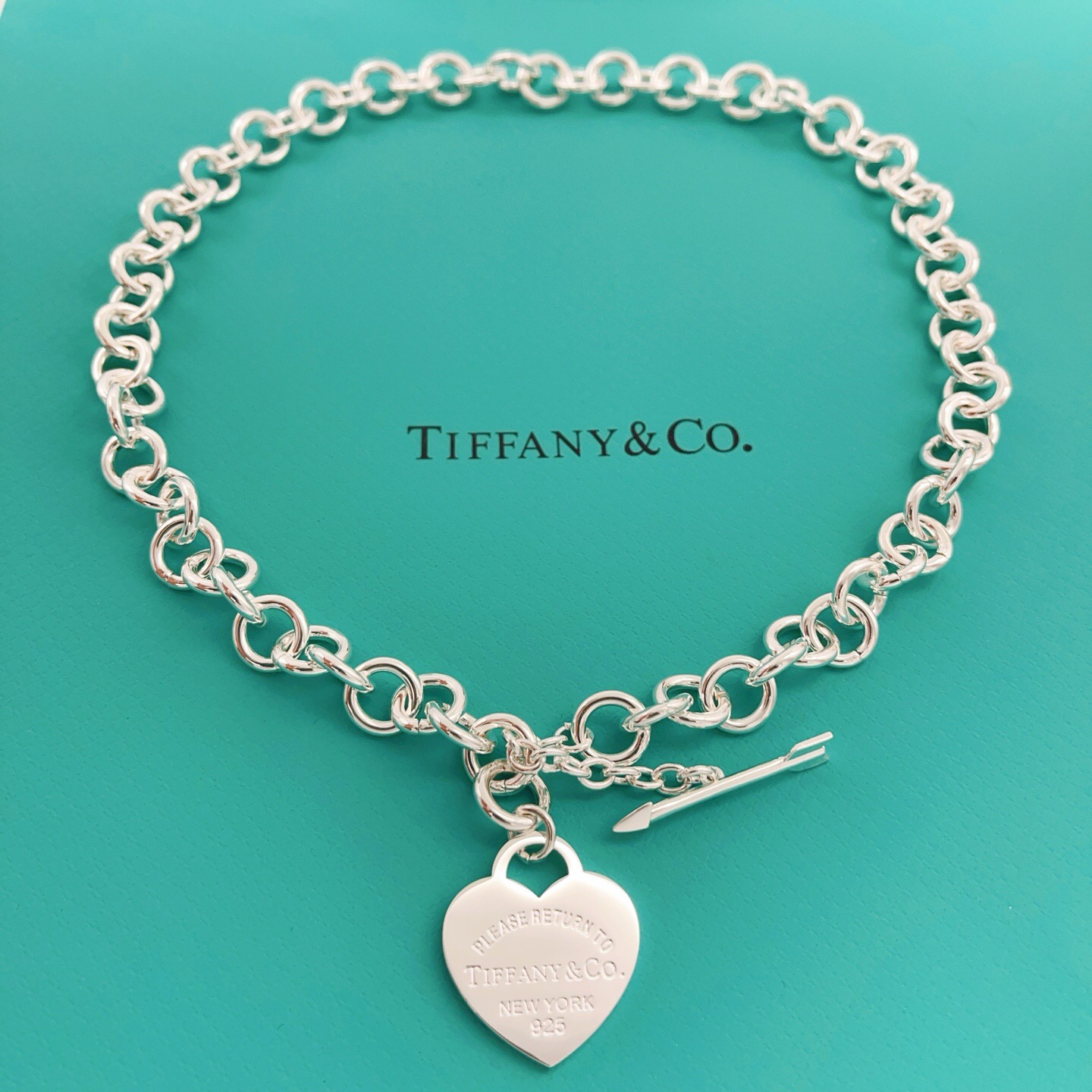 【Tiffany*帝芙尼最新款🆕🆕银色光面箭针爱心项链】一致官网黄铜材质，非常的上镜‼️设计很特别值得入