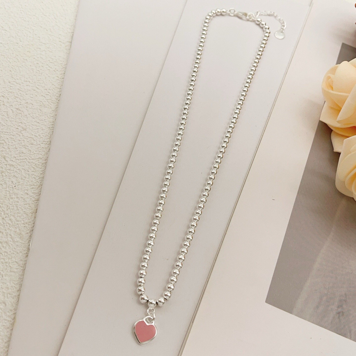 【Tiffany*帝芙尼最新款🆕🆕银色珍珠光面粉色爱心项链】一致官网黄铜材质，非常的上镜‼️设计很特别值