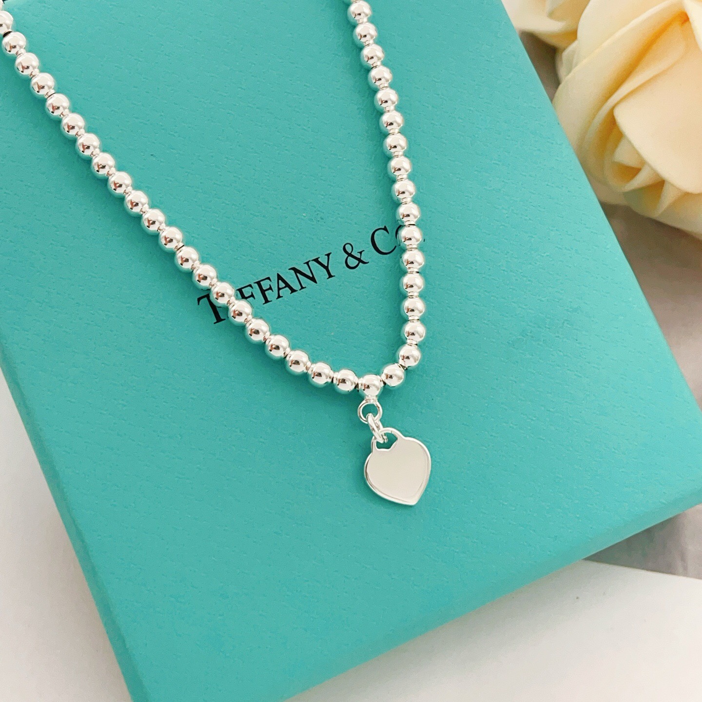 【Tiffany*帝芙尼最新款🆕🆕银色珍珠光面粉色爱心项链】一致官网黄铜材质，非常的上镜‼️设计很特别值