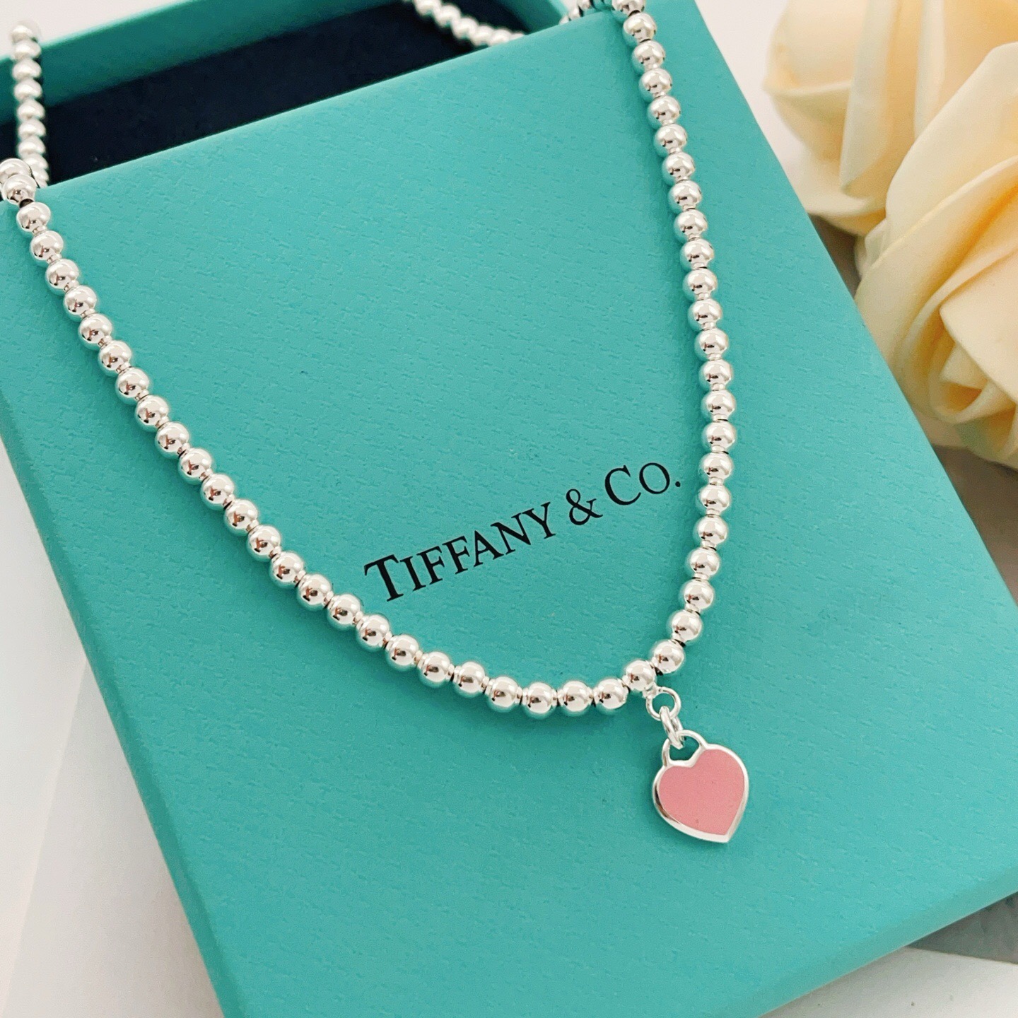 【Tiffany*帝芙尼最新款🆕🆕银色珍珠光面粉色爱心项链】一致官网黄铜材质，非常的上镜‼️设计很特别值