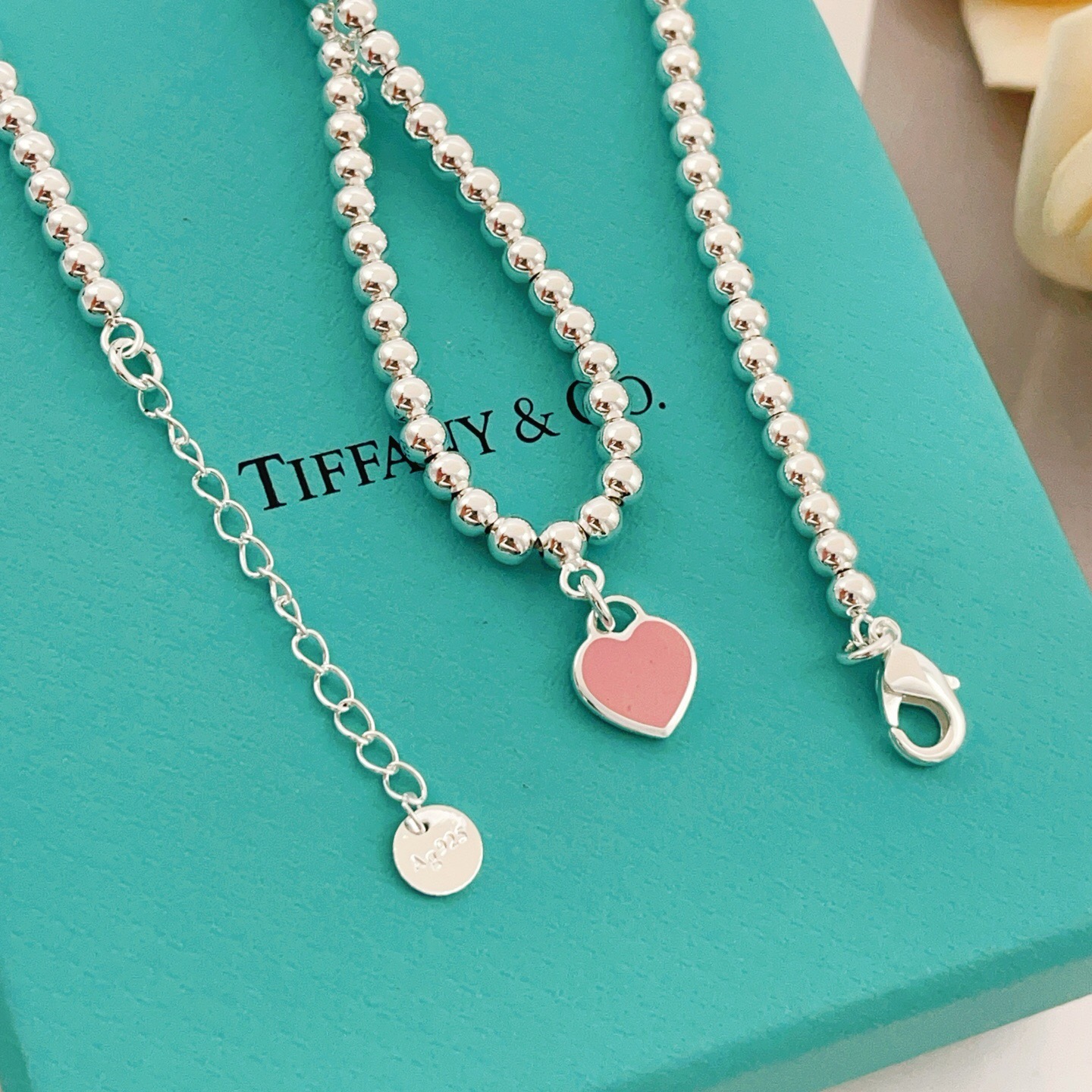 【Tiffany*帝芙尼最新款🆕🆕银色珍珠光面粉色爱心项链】一致官网黄铜材质，非常的上镜‼️设计很特别值