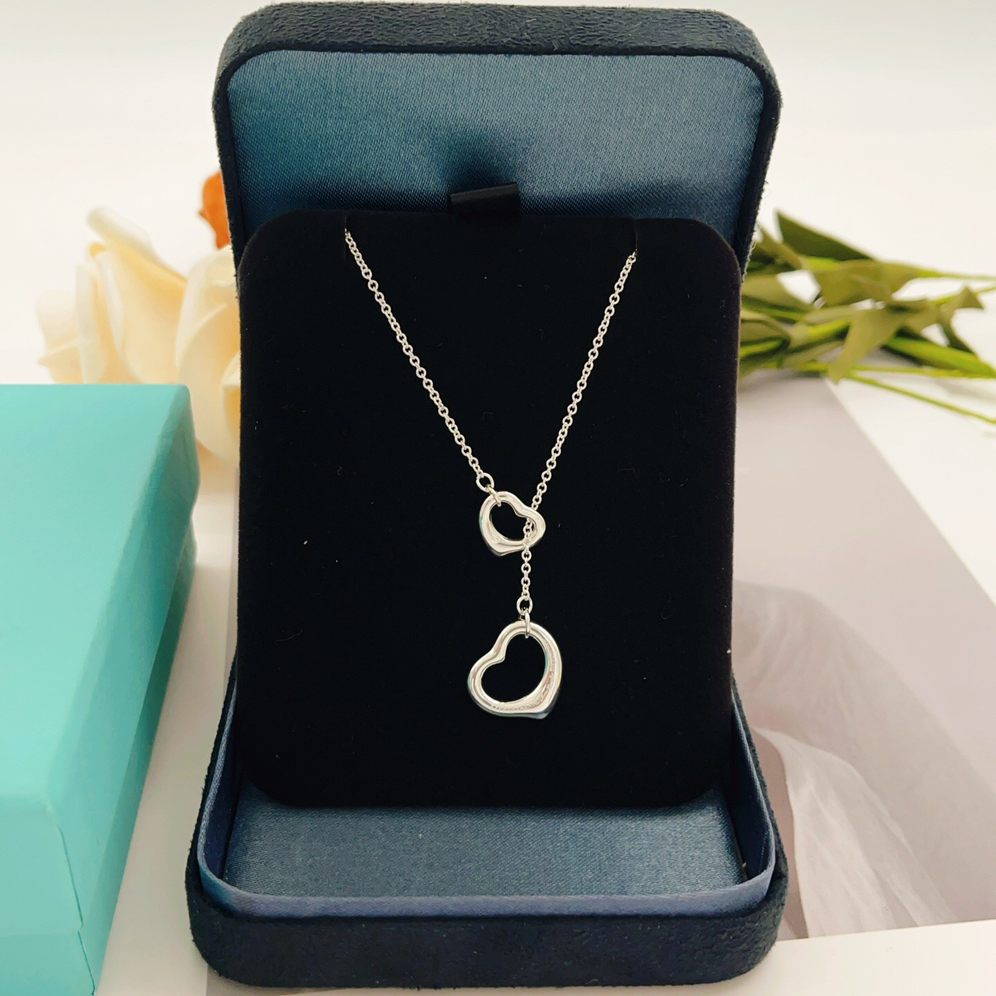 【Tiffany*帝芙尼最新款🆕🆕银色双扣爱心项链】一致官网黄铜材质，非常的上镜‼️设计很特别值得入手。