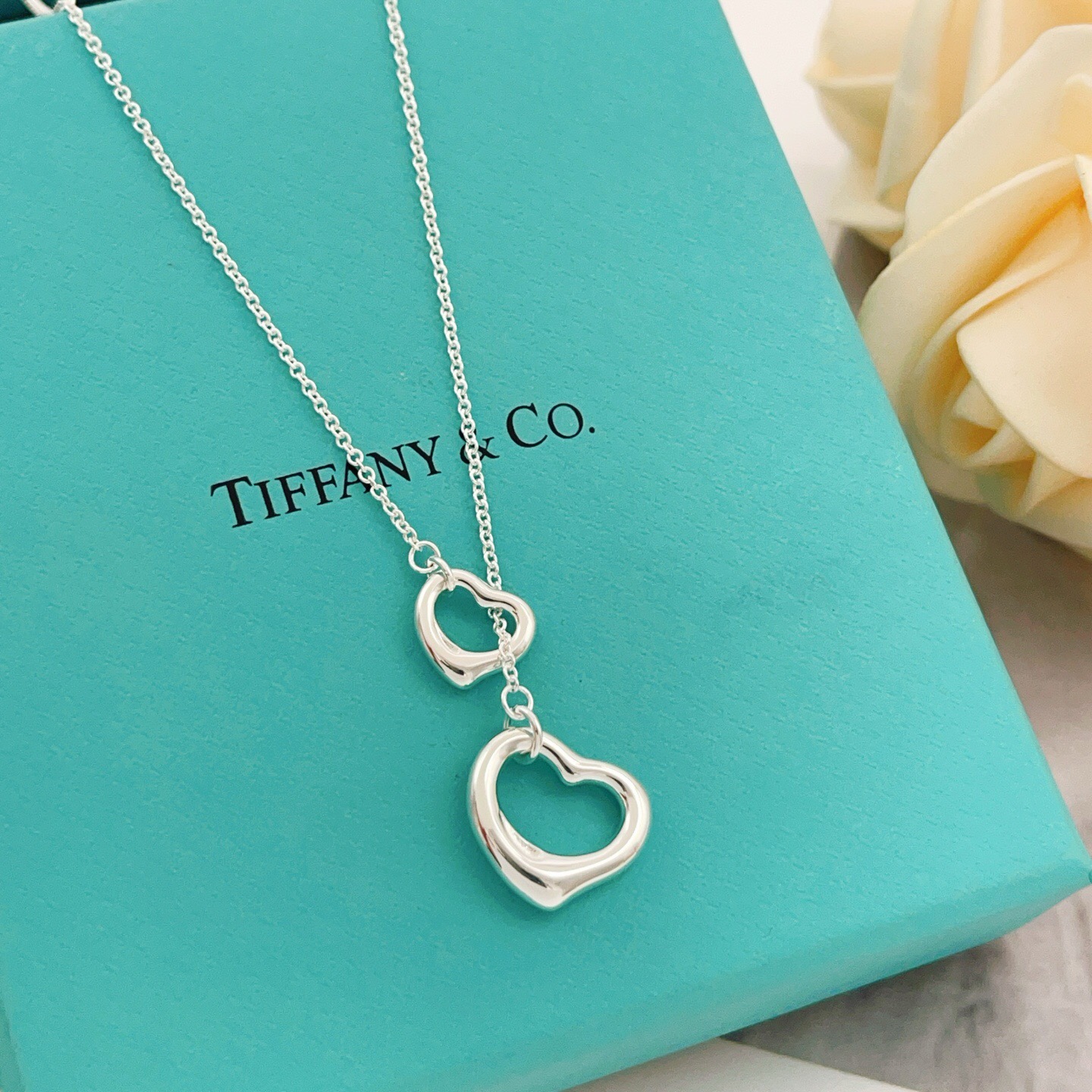 【Tiffany*帝芙尼最新款🆕🆕银色双扣爱心项链】一致官网黄铜材质，非常的上镜‼️设计很特别值得入手。
