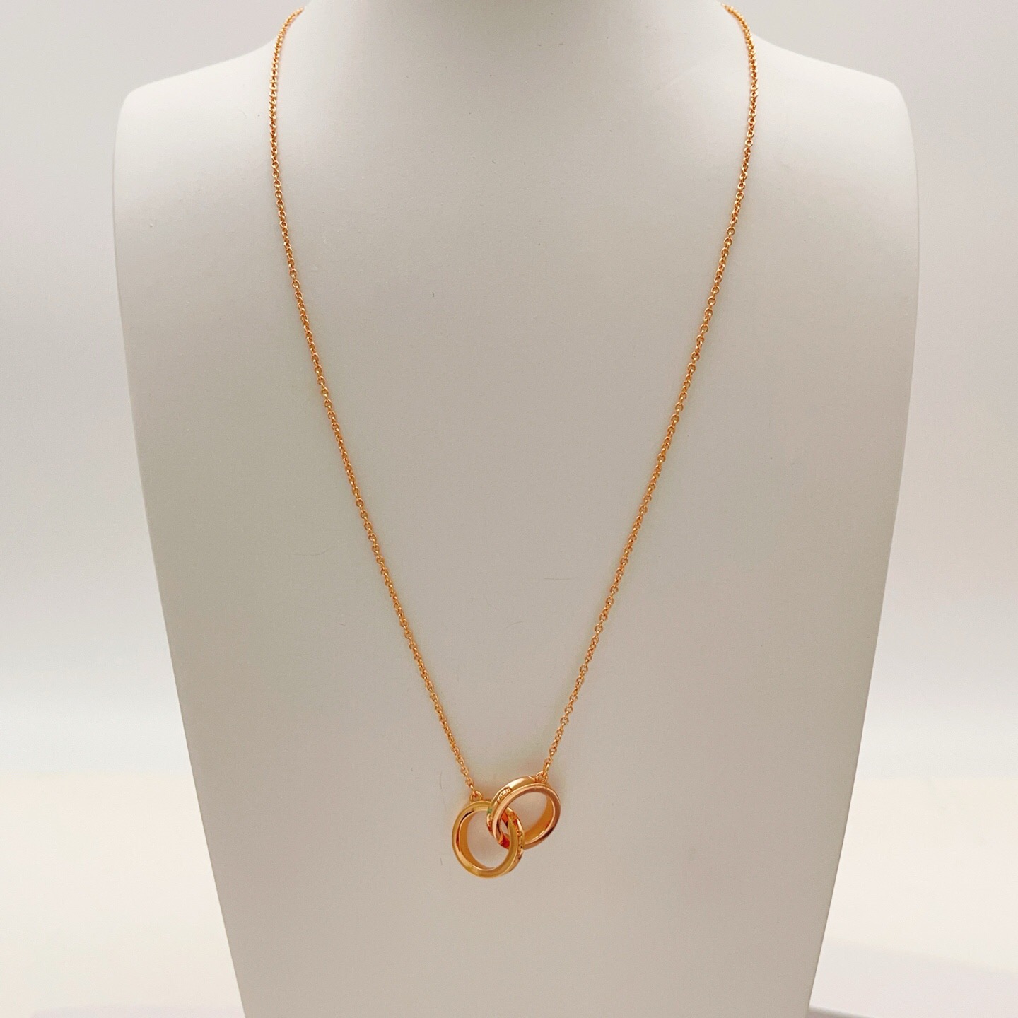 【Tiffany*帝芙尼最新款🆕🆕玫瑰金双环项链】一致官网黄铜材质，非常的上镜‼️设计很特别值得入手。高