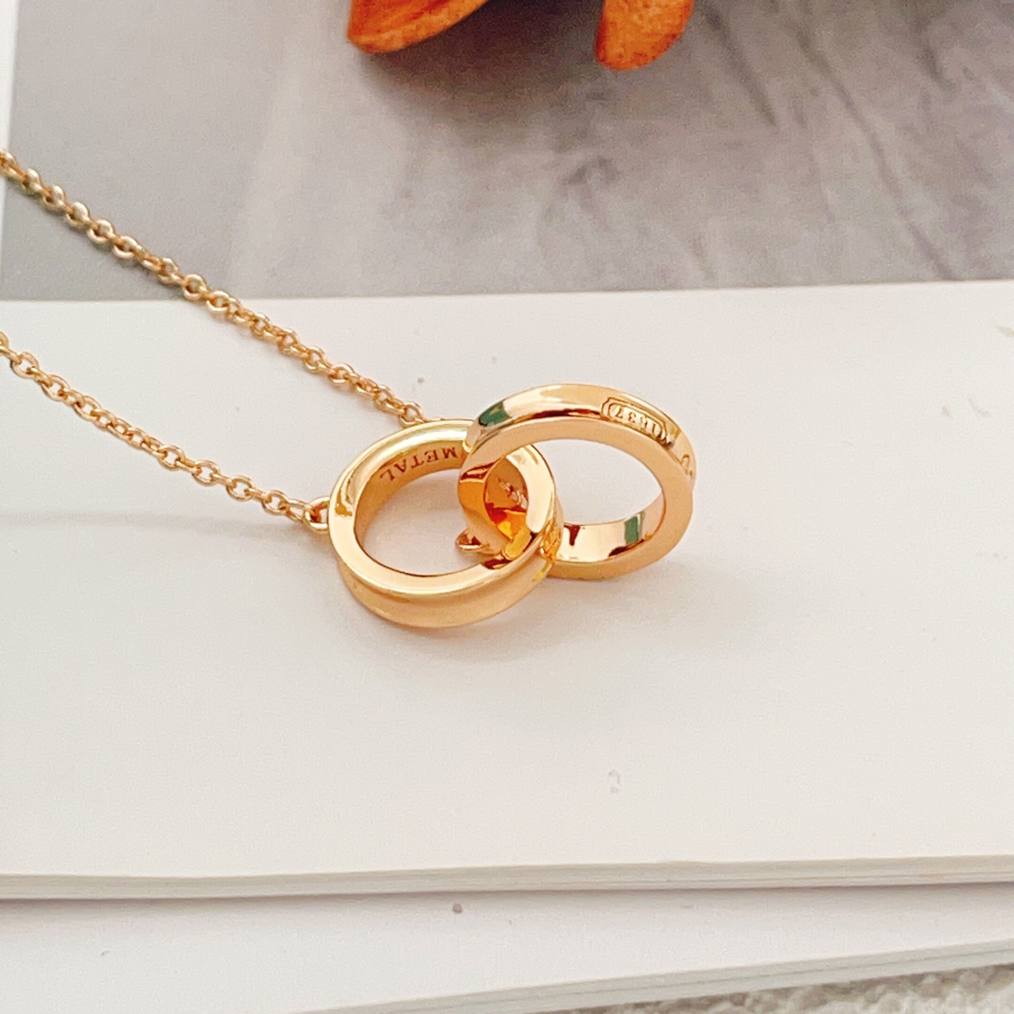 【Tiffany*帝芙尼最新款🆕🆕玫瑰金双环项链】一致官网黄铜材质，非常的上镜‼️设计很特别值得入手。高