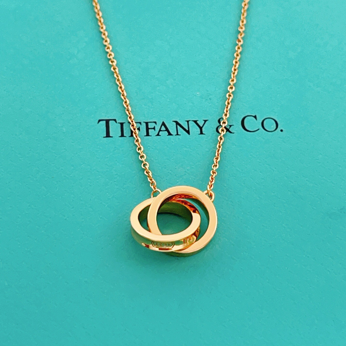 【Tiffany*帝芙尼最新款🆕🆕玫瑰金双环项链】一致官网黄铜材质，非常的上镜‼️设计很特别值得入手。高