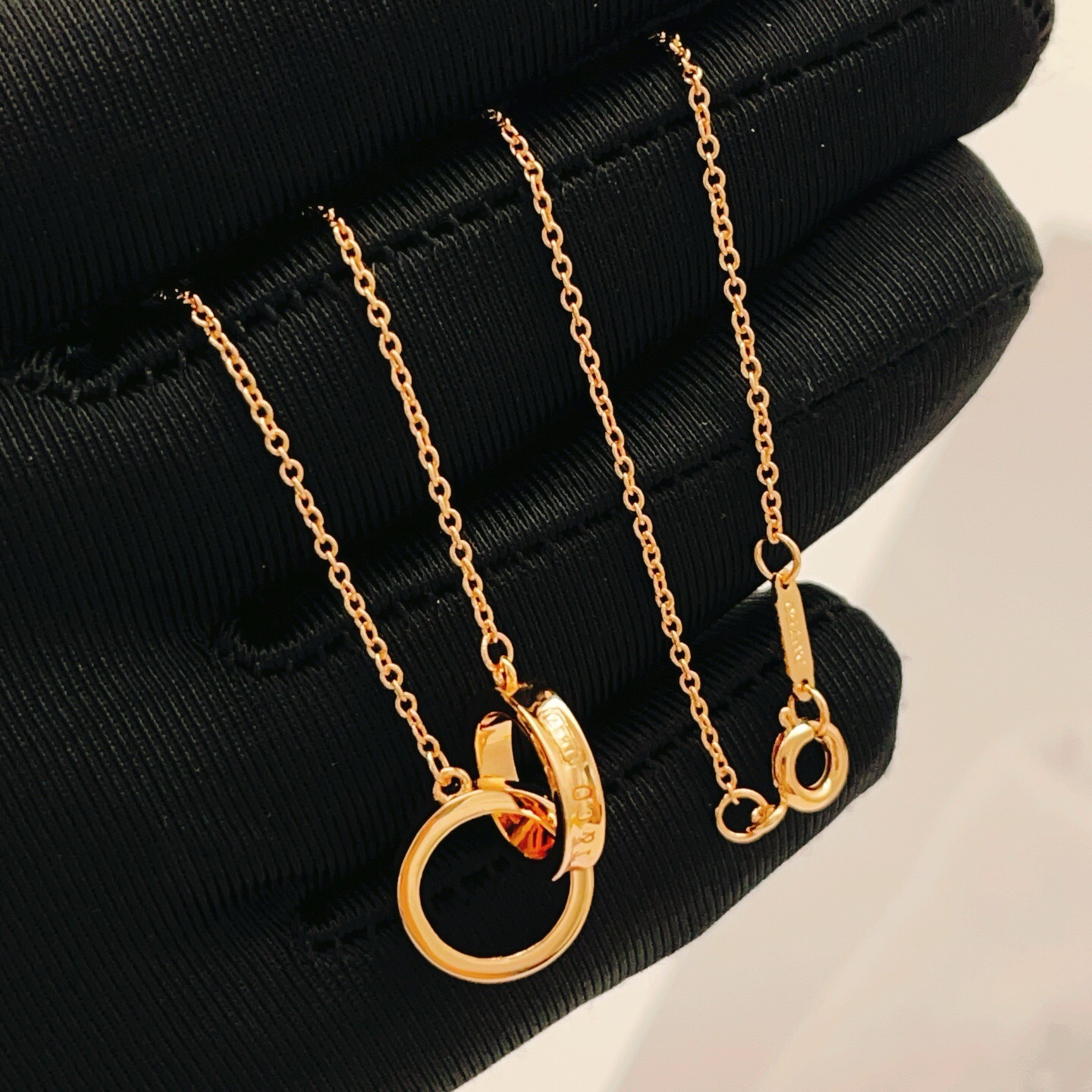 【Tiffany*帝芙尼最新款🆕🆕玫瑰金双环项链】一致官网黄铜材质，非常的上镜‼️设计很特别值得入手。高