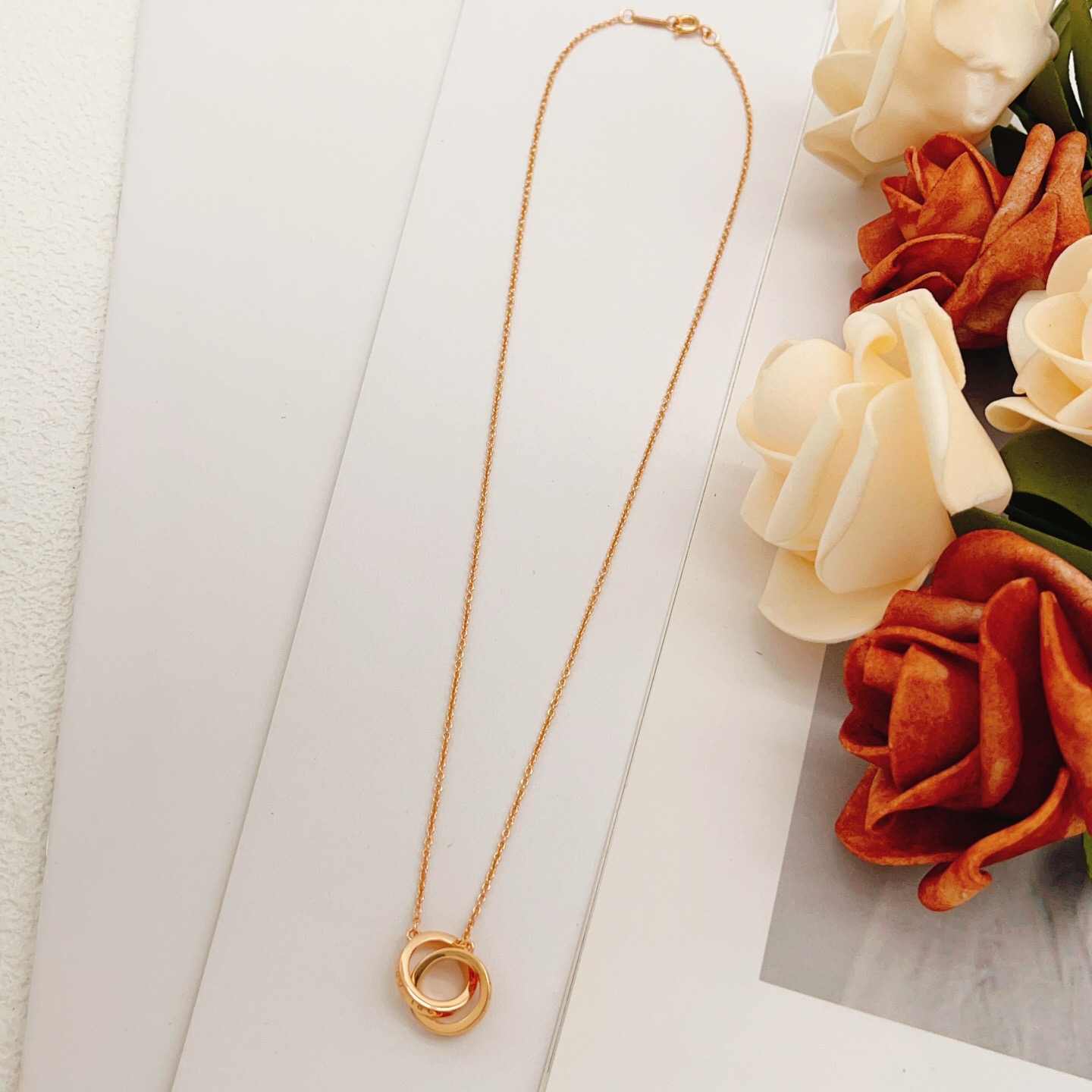 【Tiffany*帝芙尼最新款🆕🆕玫瑰金双环项链】一致官网黄铜材质，非常的上镜‼️设计很特别值得入手。高