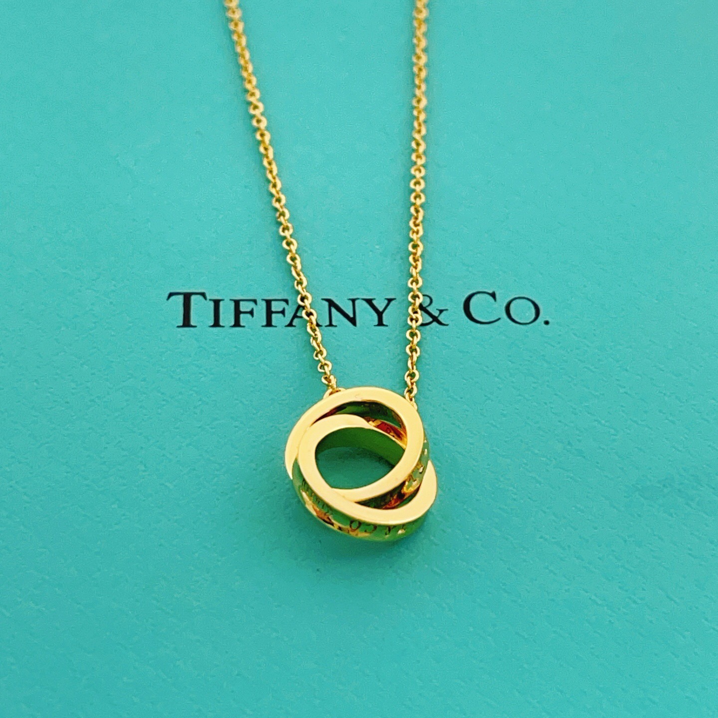 【Tiffany*帝芙尼最新款🆕🆕金色双环项链】一致官网黄铜材质，非常的上镜‼️设计很特别值得入手。高级