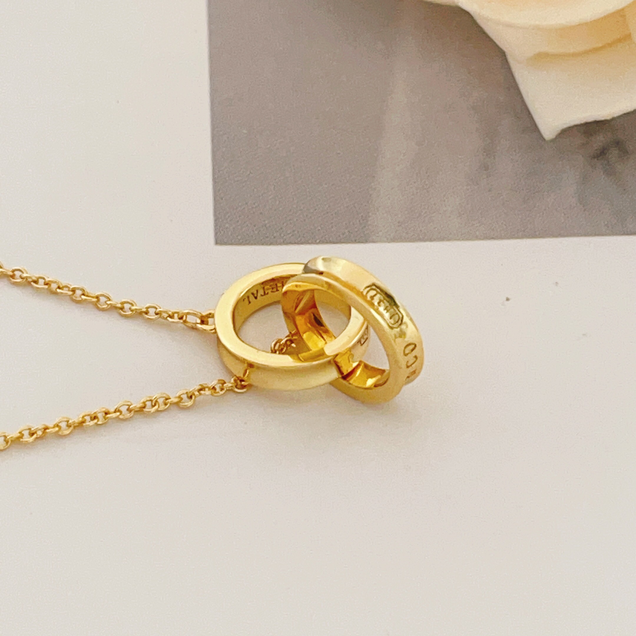 【Tiffany*帝芙尼最新款🆕🆕金色双环项链】一致官网黄铜材质，非常的上镜‼️设计很特别值得入手。高级