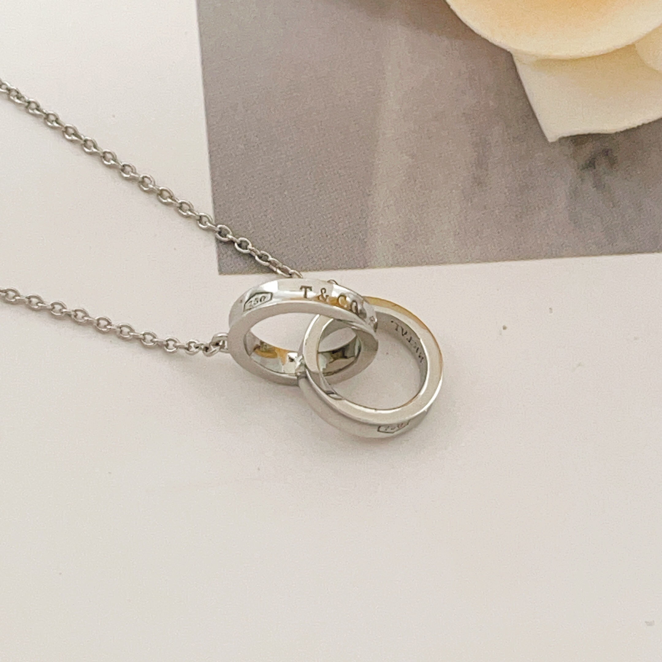 【Tiffany*帝芙尼最新款🆕🆕银色双环项链】一致官网黄铜材质，非常的上镜‼️设计很特别值得入手。高级