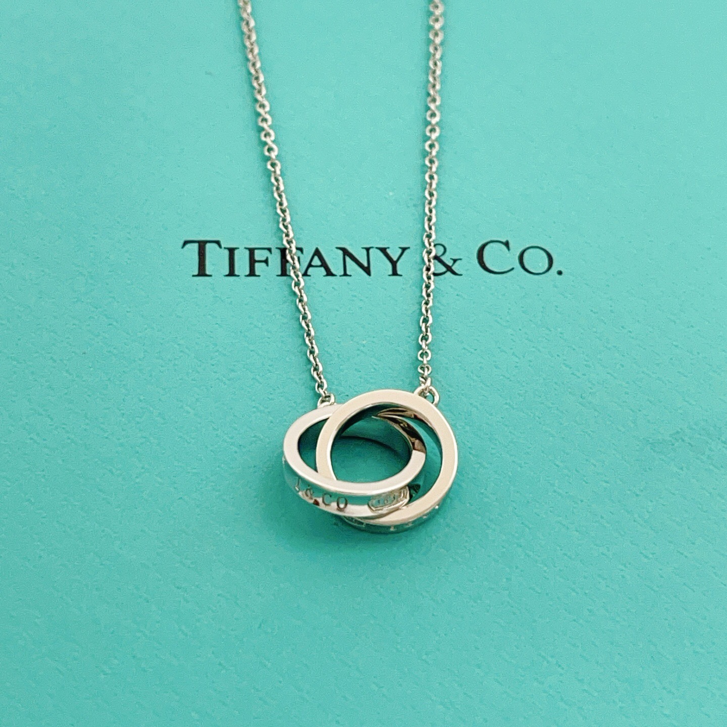 【Tiffany*帝芙尼最新款🆕🆕银色双环项链】一致官网黄铜材质，非常的上镜‼️设计很特别值得入手。高级