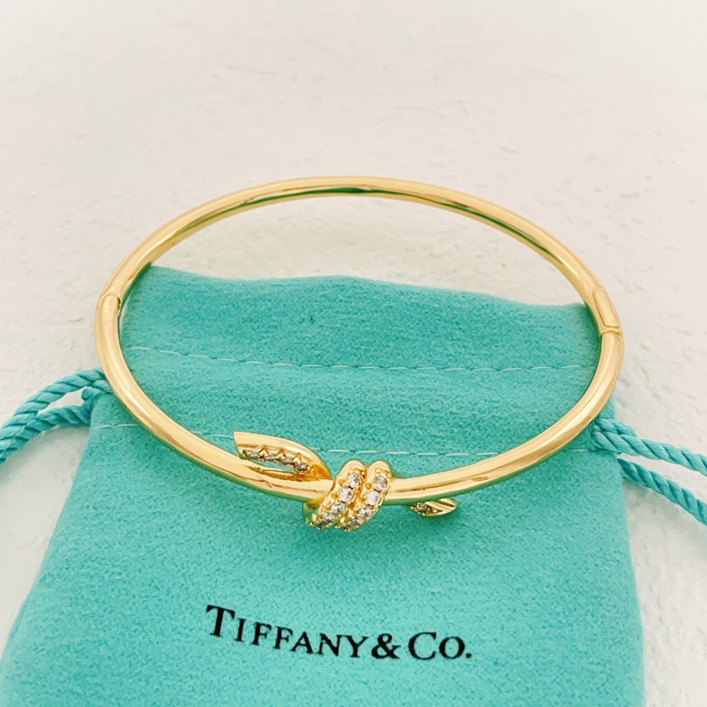 【Tiffany*帝芙尼最新款🆕🆕金色绳结手镯】一致官网黄铜材质，非常的上镜‼️设计很特别值得入手。高级