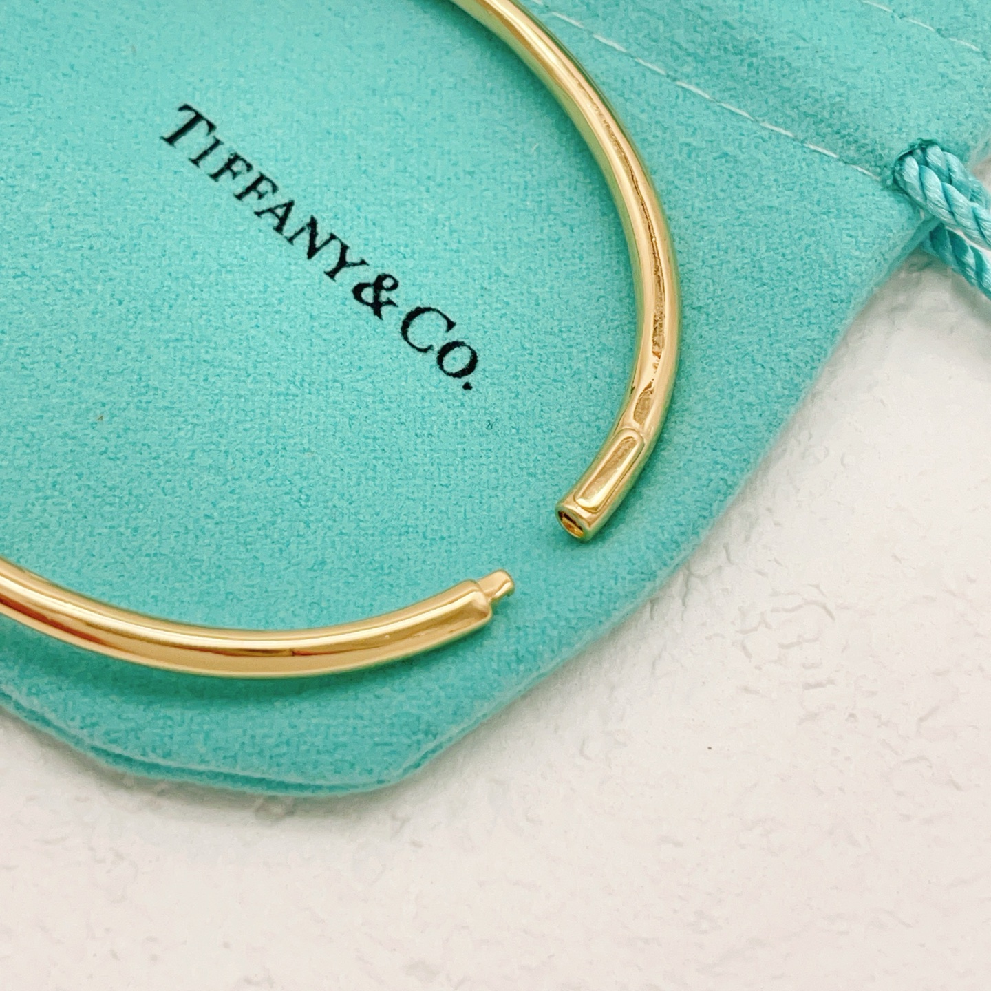 【Tiffany*帝芙尼最新款🆕🆕金色绳结手镯】一致官网黄铜材质，非常的上镜‼️设计很特别值得入手。高级