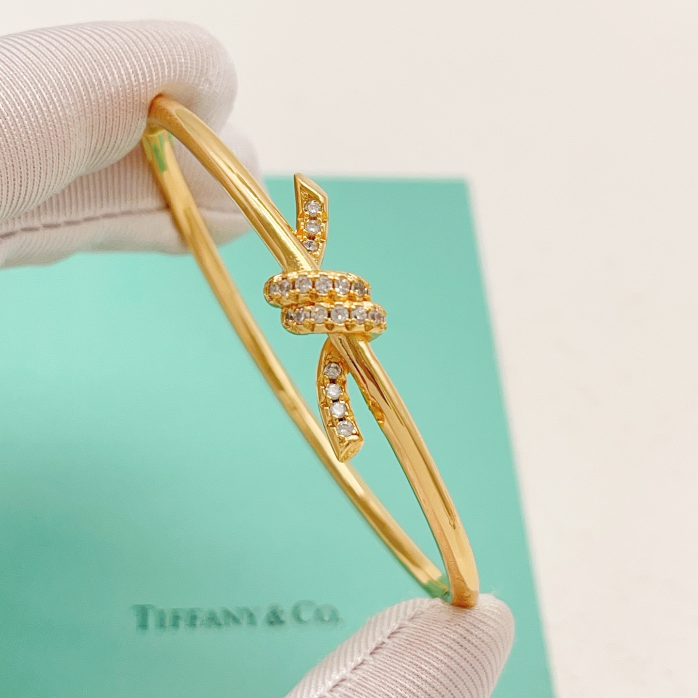 【Tiffany*帝芙尼最新款🆕🆕金色绳结手镯】一致官网黄铜材质，非常的上镜‼️设计很特别值得入手。高级