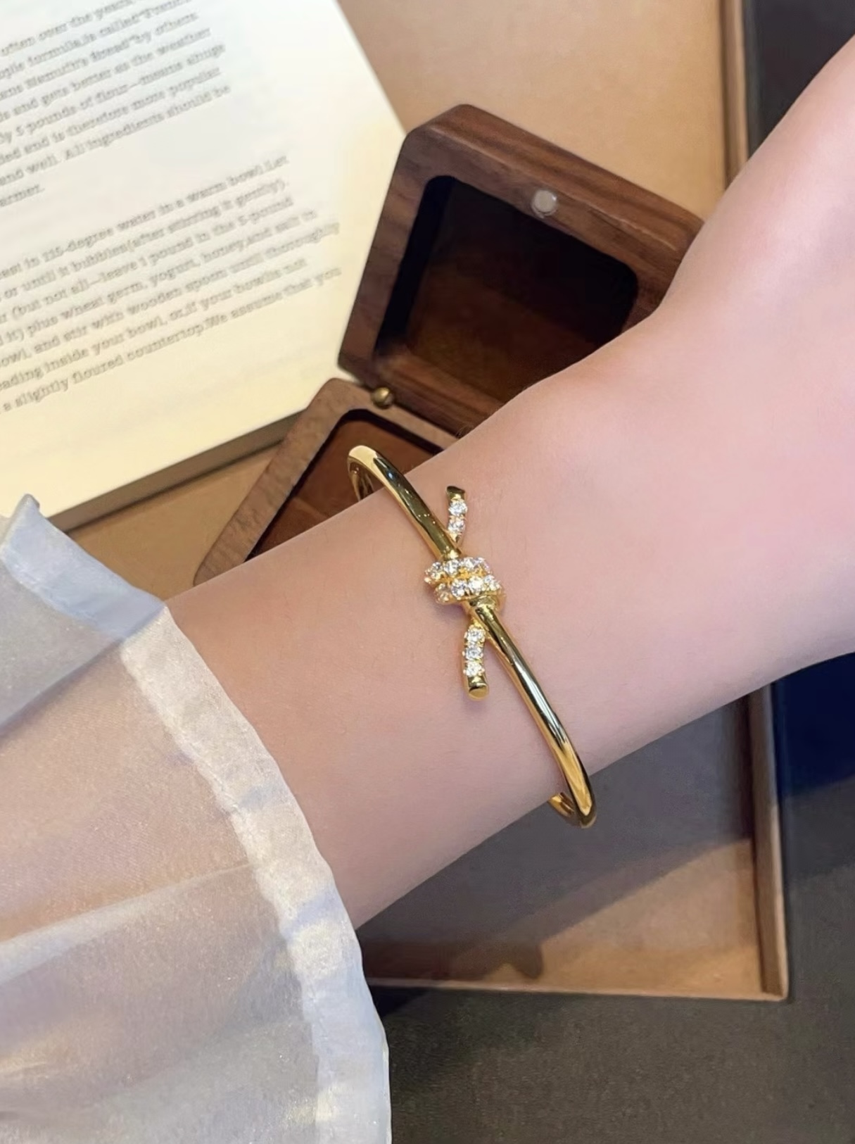 【Tiffany*帝芙尼最新款🆕🆕金色绳结手镯】一致官网黄铜材质，非常的上镜‼️设计很特别值得入手。高级