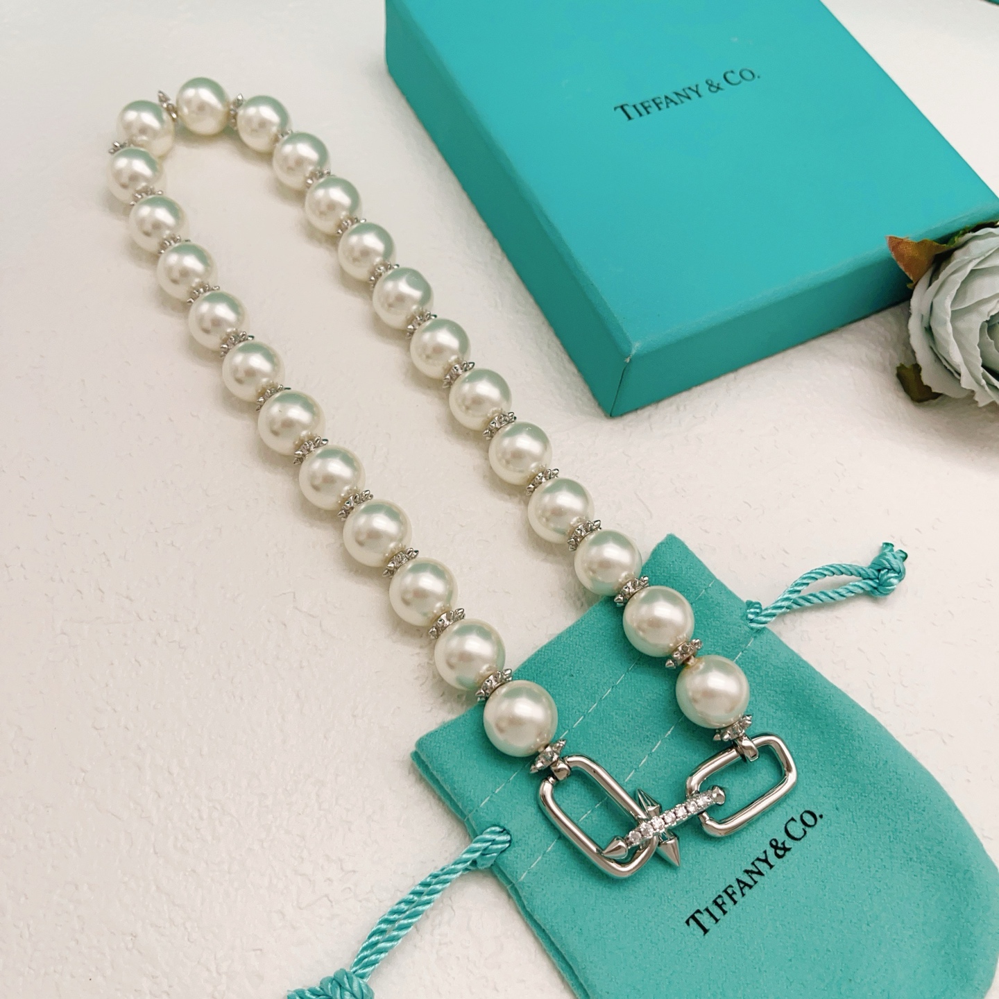 【Tiffany*帝芙尼最新款🆕🆕银色珍珠钉子项链】一致官网黄铜材质，非常的上镜‼️设计很特别值得入手。