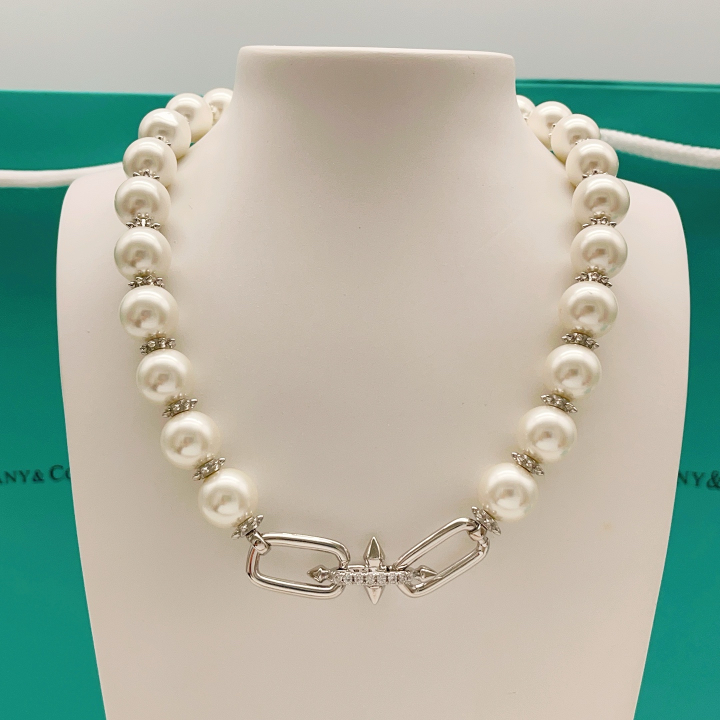 【Tiffany*帝芙尼最新款🆕🆕银色珍珠钉子项链】一致官网黄铜材质，非常的上镜‼️设计很特别值得入手。