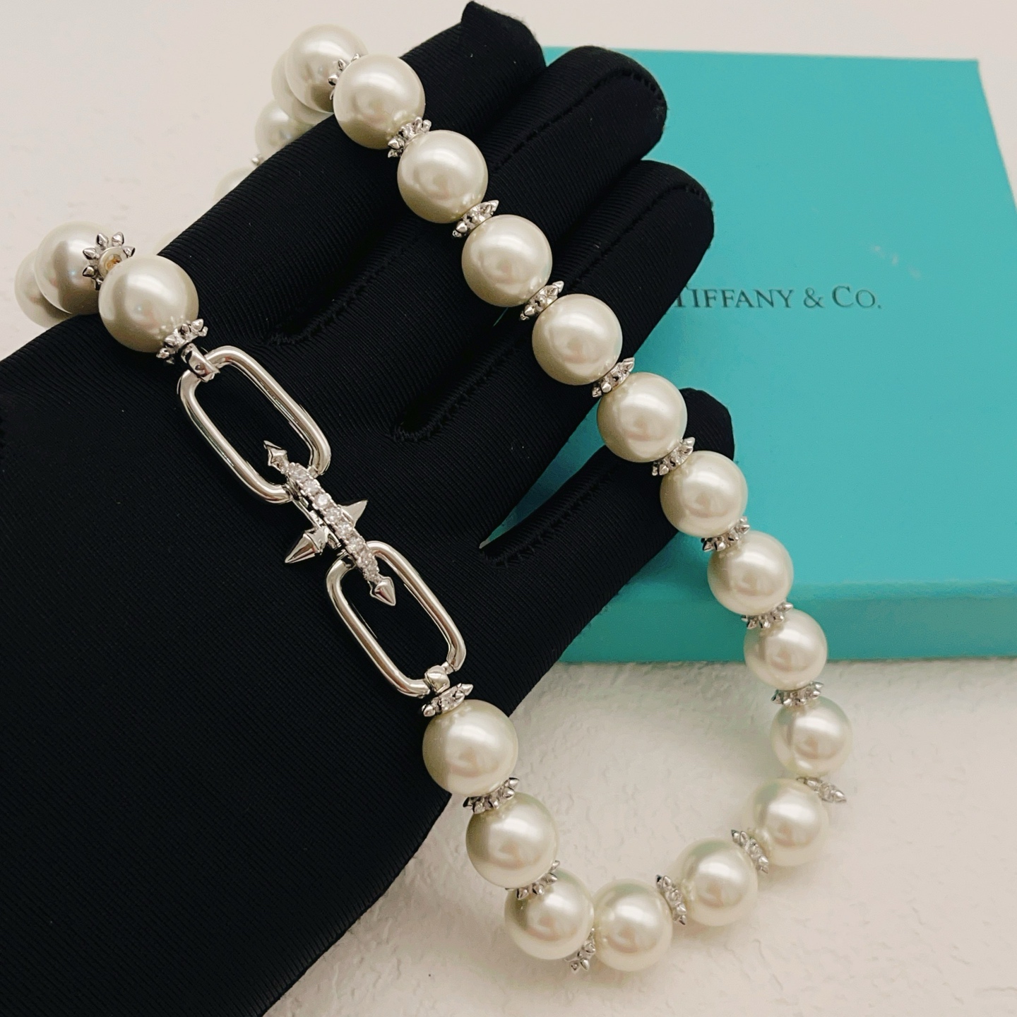 【Tiffany*帝芙尼最新款🆕🆕银色珍珠钉子项链】一致官网黄铜材质，非常的上镜‼️设计很特别值得入手。
