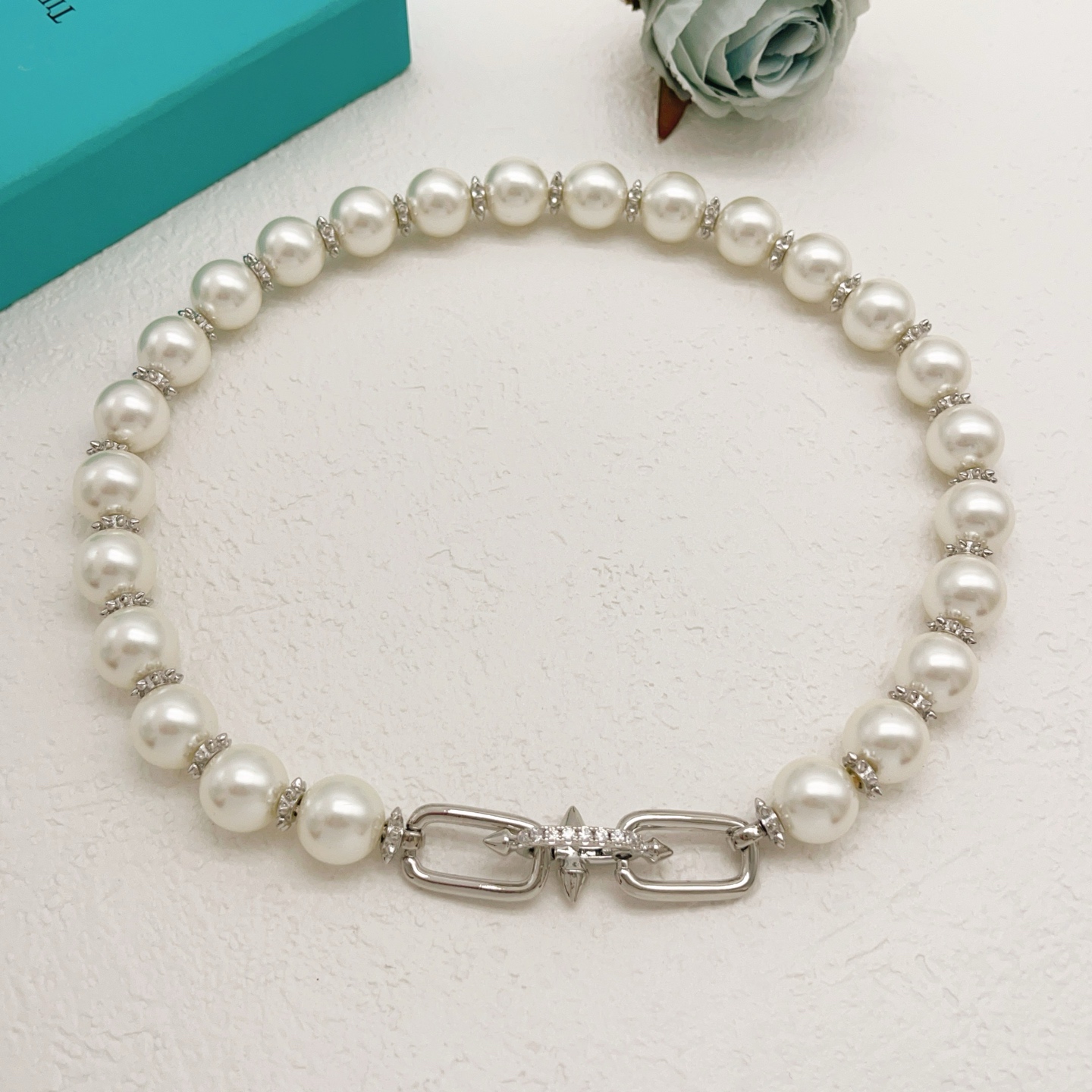【Tiffany*帝芙尼最新款🆕🆕银色珍珠钉子项链】一致官网黄铜材质，非常的上镜‼️设计很特别值得入手。