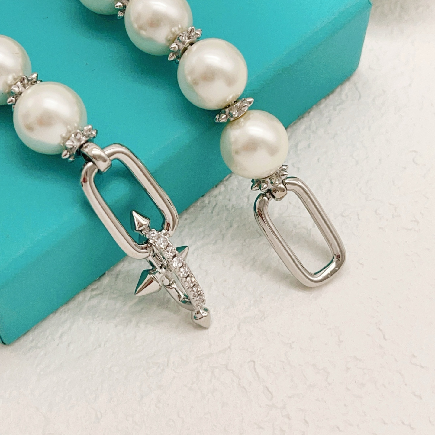 【Tiffany*帝芙尼最新款🆕🆕银色珍珠钉子项链】一致官网黄铜材质，非常的上镜‼️设计很特别值得入手。