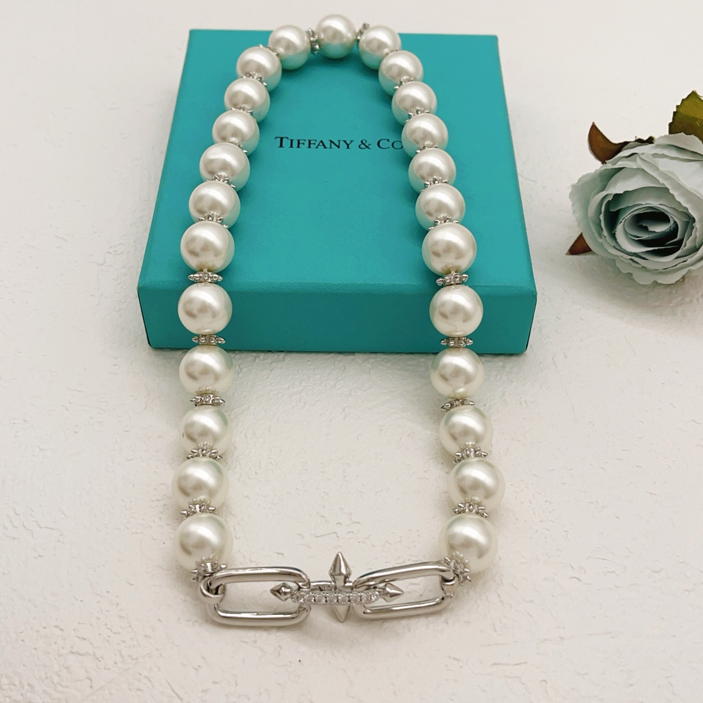 【Tiffany*帝芙尼最新款🆕🆕银色珍珠钉子项链】一致官网黄铜材质，非常的上镜‼️设计很特别值得入手。