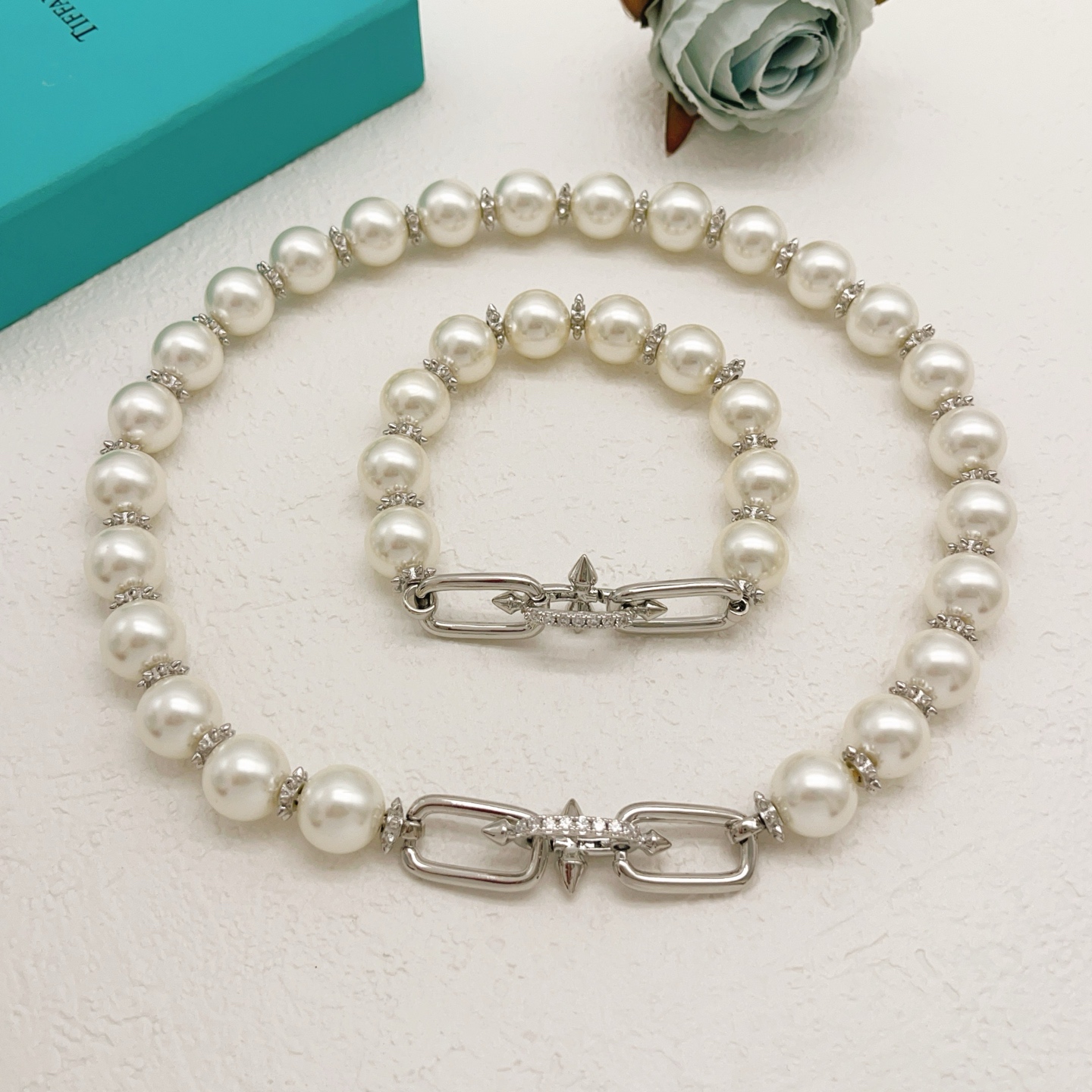 【Tiffany*帝芙尼最新款🆕🆕银色珍珠钉子项链】一致官网黄铜材质，非常的上镜‼️设计很特别值得入手。