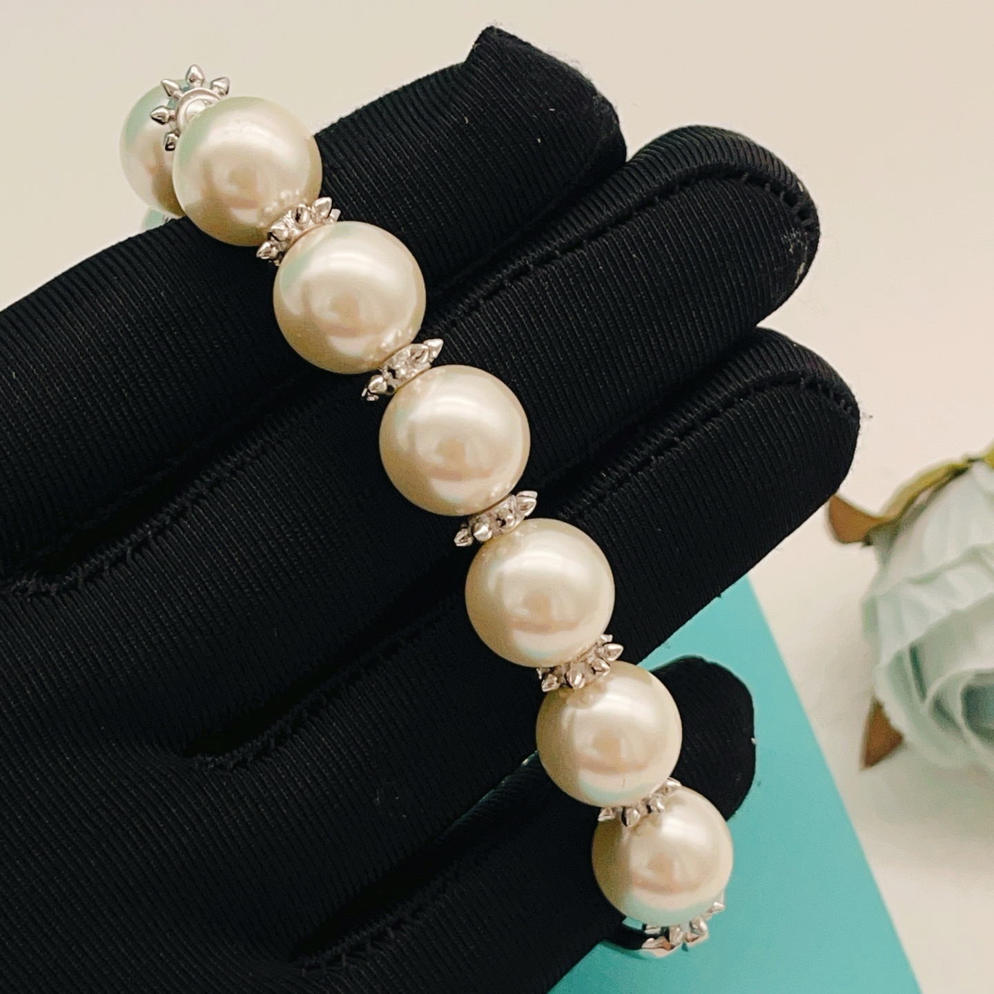 【Tiffany*帝芙尼最新款🆕🆕银色珍珠钉子手链】一致官网黄铜材质，非常的上镜‼️设计很特别值得入手。