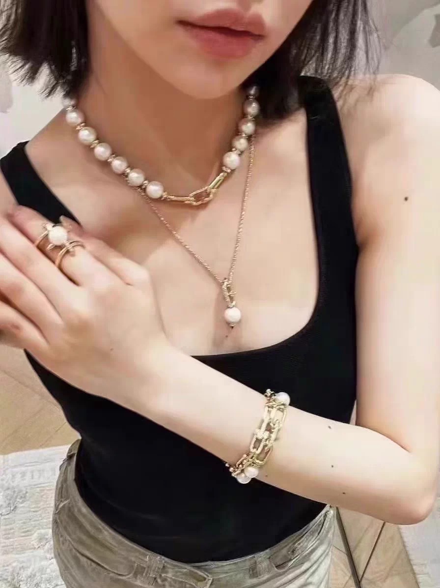 【Tiffany*帝芙尼最新款🆕🆕银色珍珠钉子手链】一致官网黄铜材质，非常的上镜‼️设计很特别值得入手。