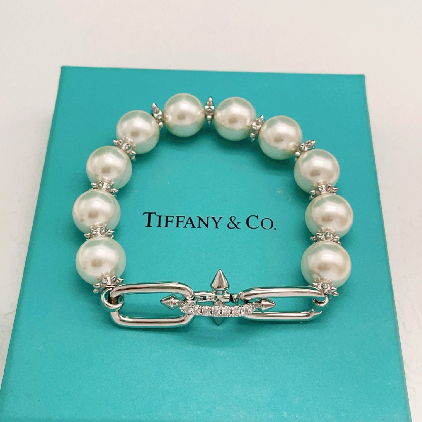 【Tiffany*帝芙尼最新款🆕🆕银色珍珠钉子手链】一致官网黄铜材质，非常的上镜‼️设计很特别值得入手。