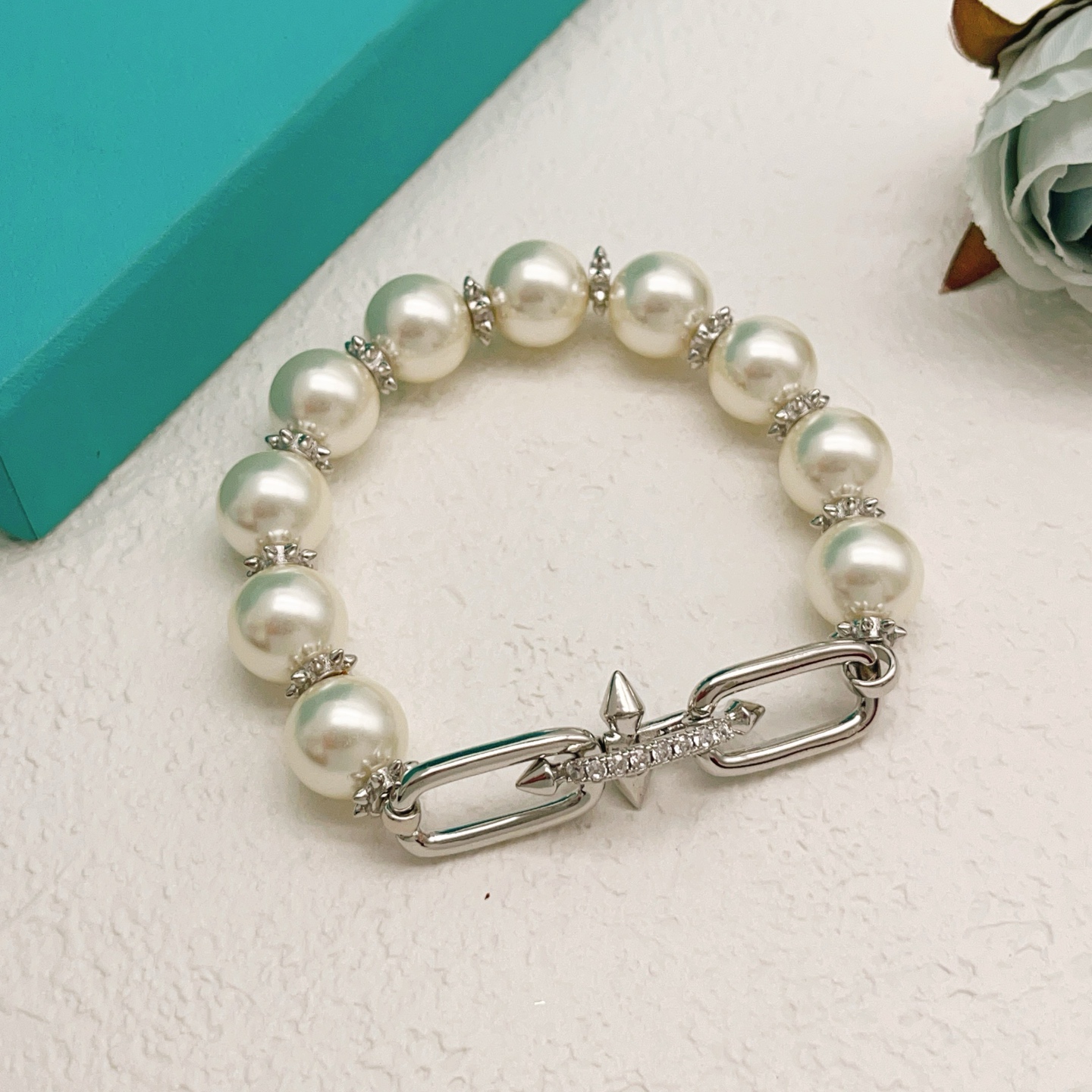 【Tiffany*帝芙尼最新款🆕🆕银色珍珠钉子手链】一致官网黄铜材质，非常的上镜‼️设计很特别值得入手。