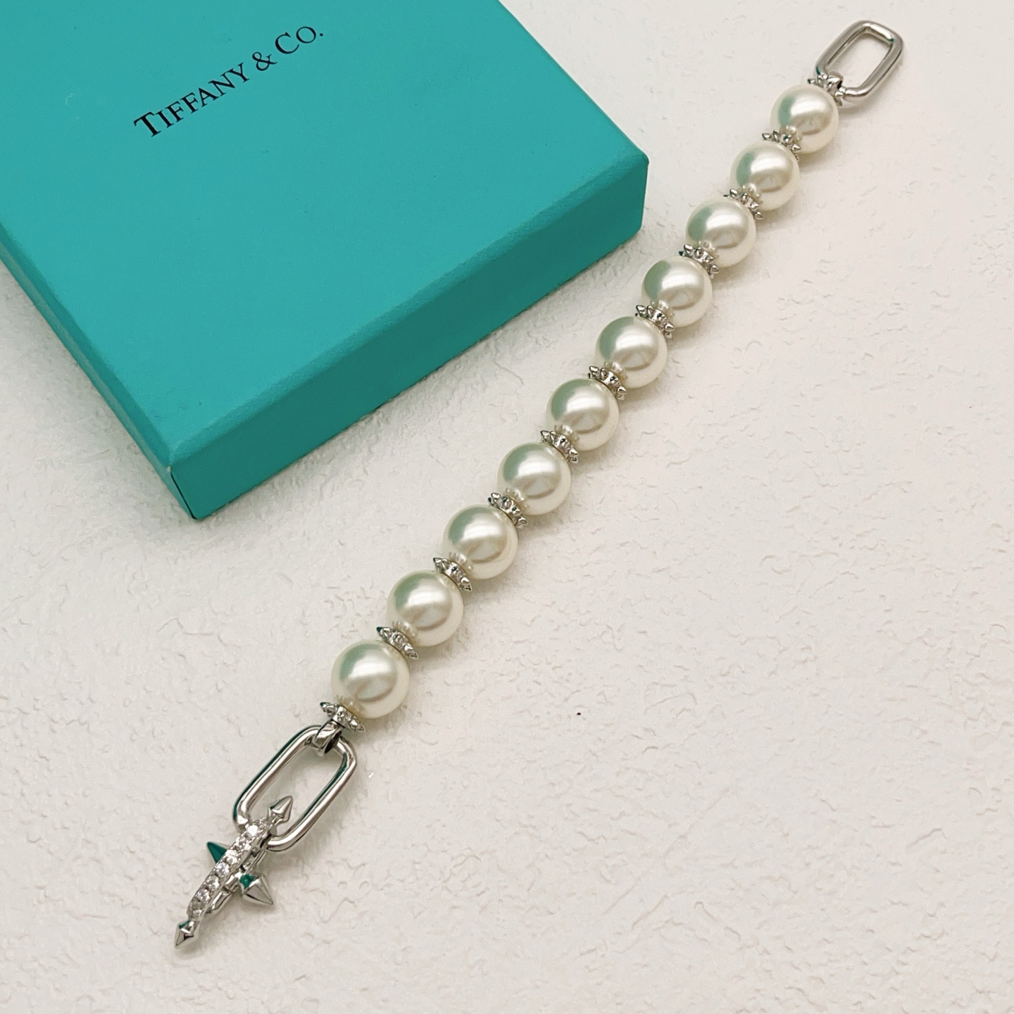 【Tiffany*帝芙尼最新款🆕🆕银色珍珠钉子手链】一致官网黄铜材质，非常的上镜‼️设计很特别值得入手。