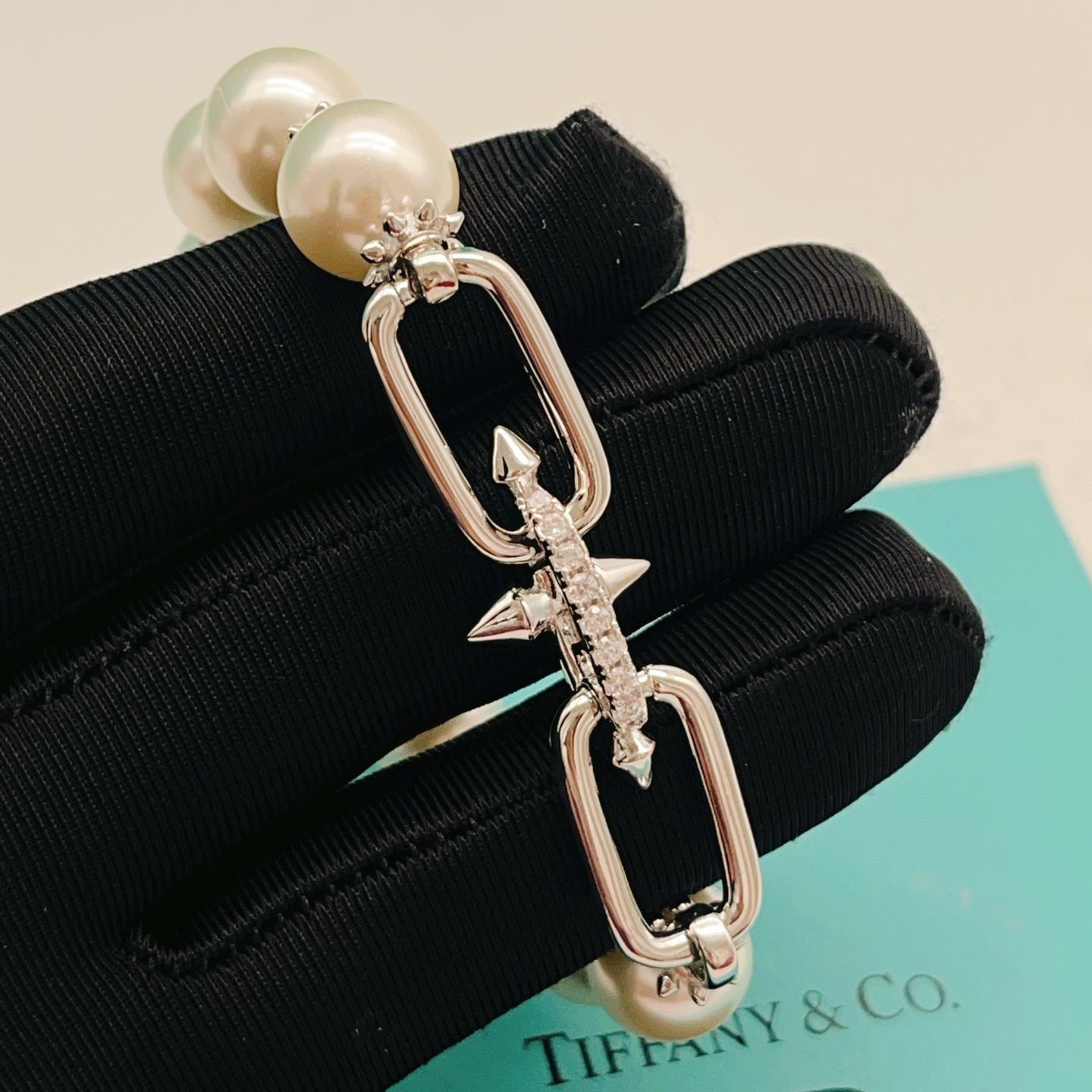 【Tiffany*帝芙尼最新款🆕🆕银色珍珠钉子手链】一致官网黄铜材质，非常的上镜‼️设计很特别值得入手。