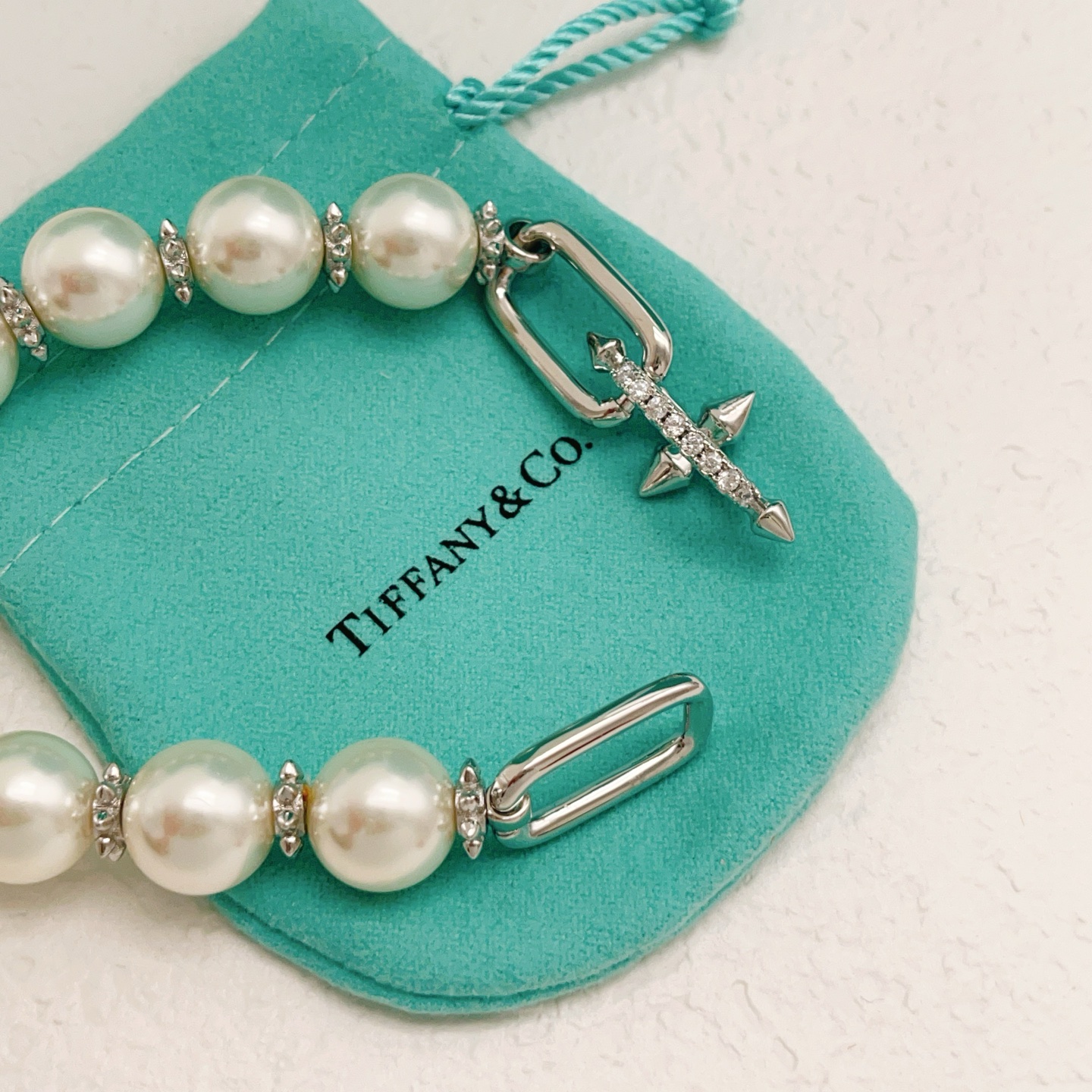 【Tiffany*帝芙尼最新款🆕🆕银色珍珠钉子手链】一致官网黄铜材质，非常的上镜‼️设计很特别值得入手。